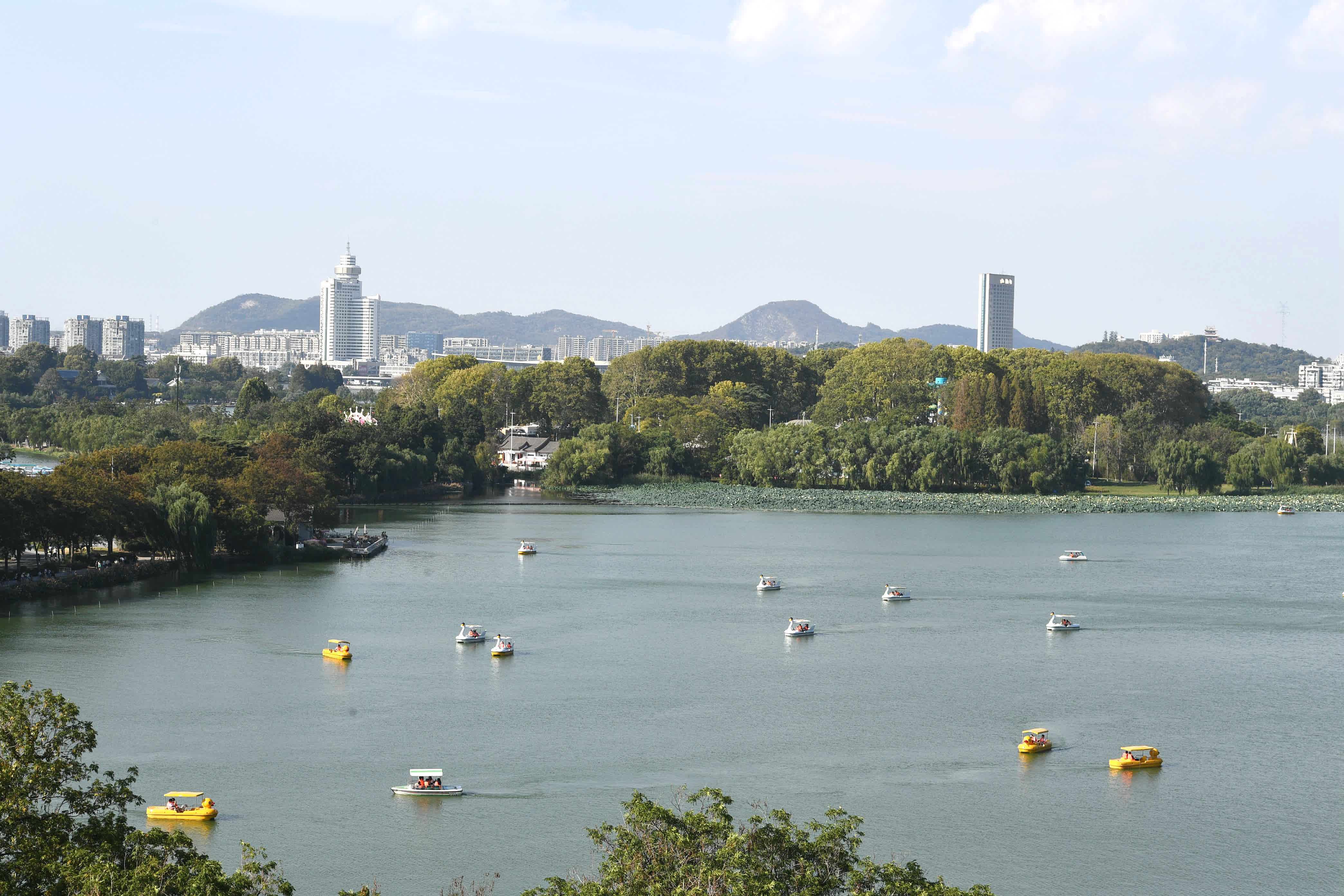 10月3日，遊客在南京玄武湖公園划船遊玩。（新華社）