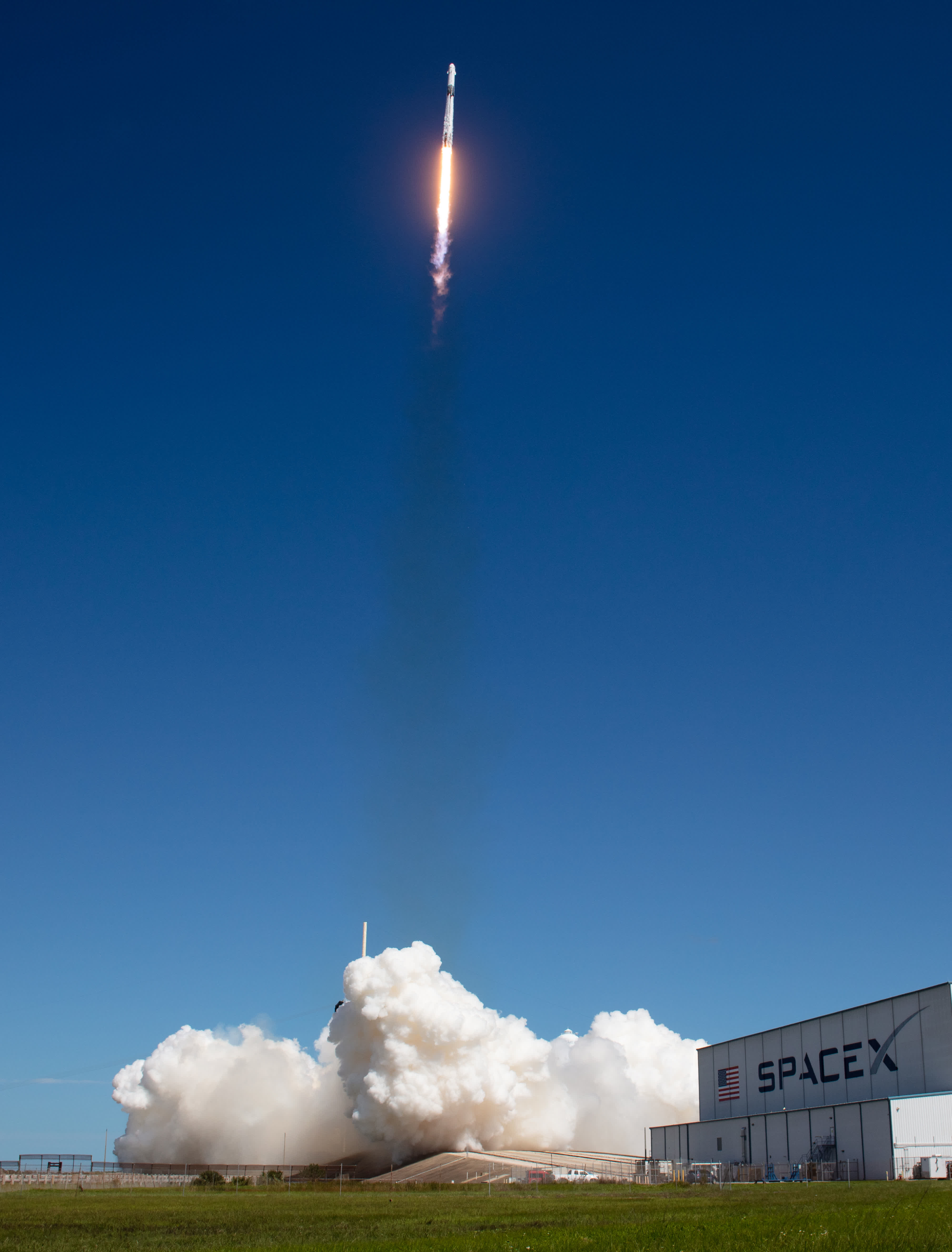 10月5日，搭載「龍」飛船的「獵鷹9」火箭從美國佛羅里達州肯尼迪航天中心發射升空。（新華社）