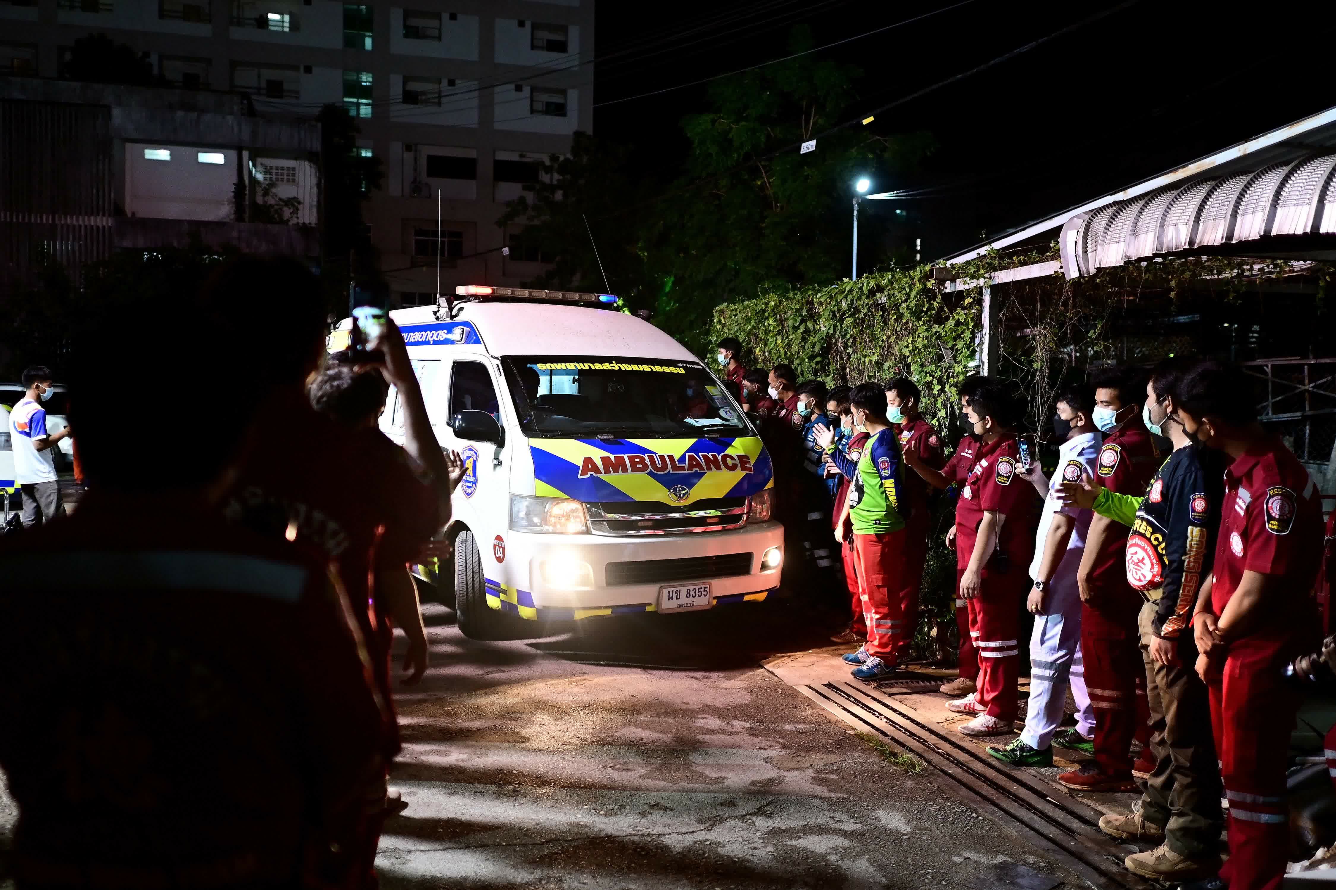 圖為載有受害者的救護車抵達附近醫院。（法新社）