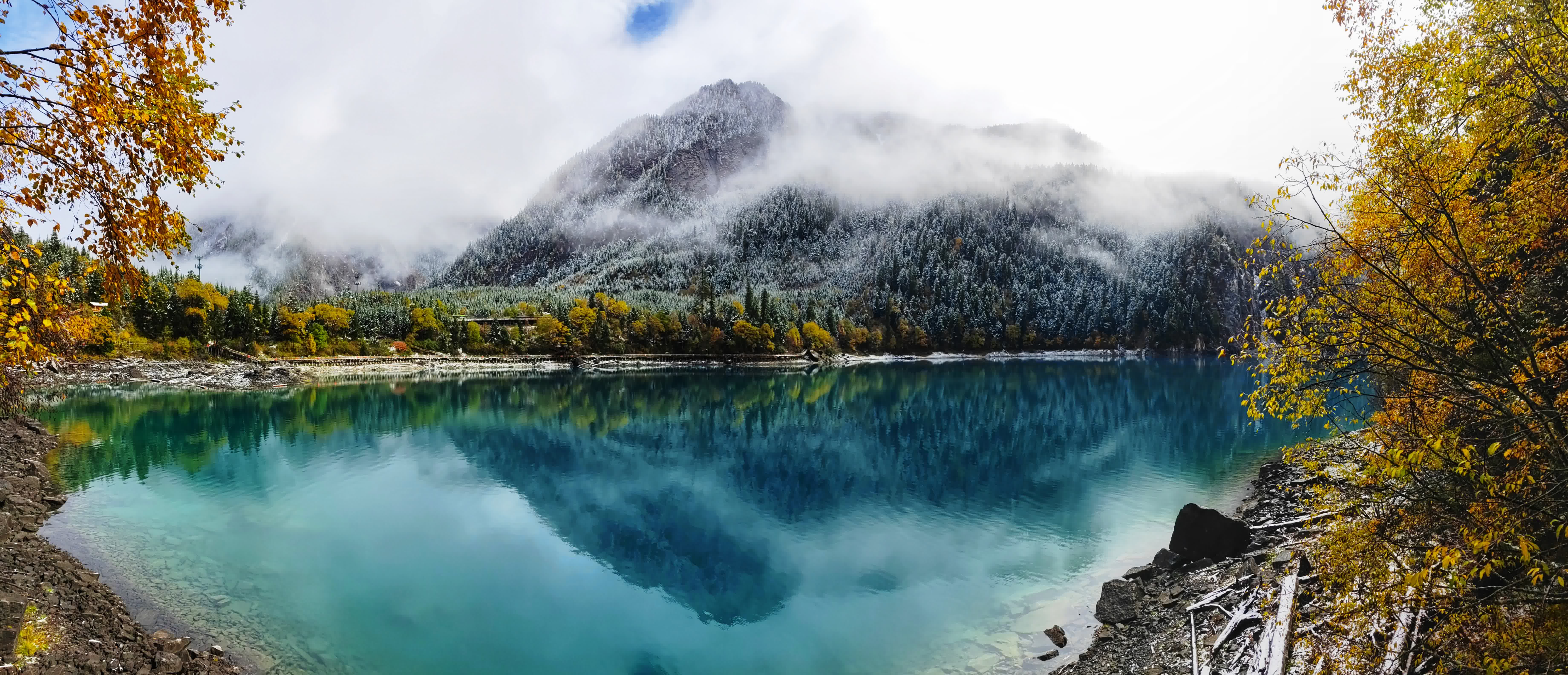 這是10月7日在世界自然遺產地九寨溝拍攝的雪後景色。（新華社）