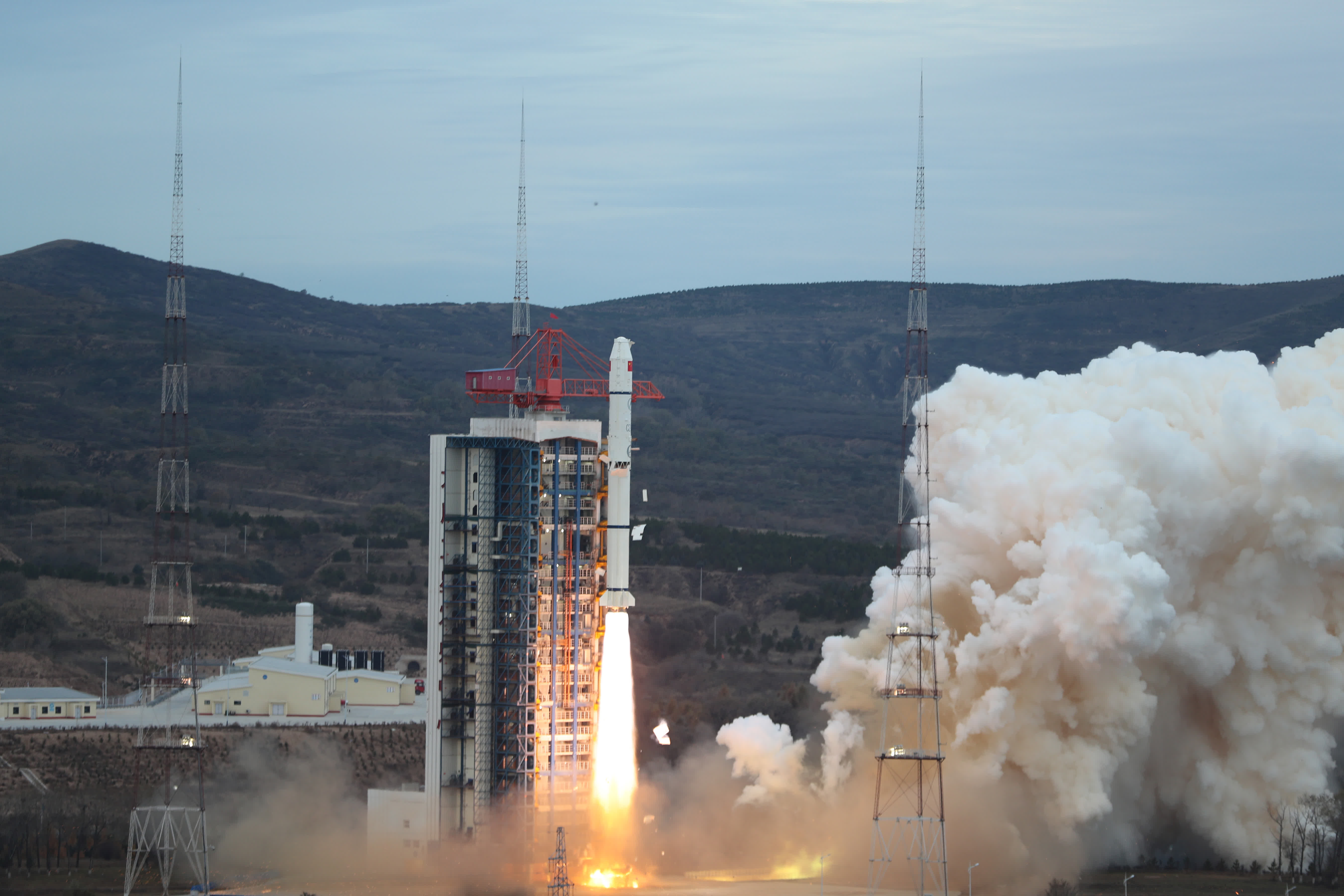 北京時間10月13日6時53分，我國在太原衛星發射中心使用長征二號丙運載火箭，成功將5米S-SAR 01星發射升空，衛星順利進入預定軌道，發射任務獲得圓滿成功。中新社