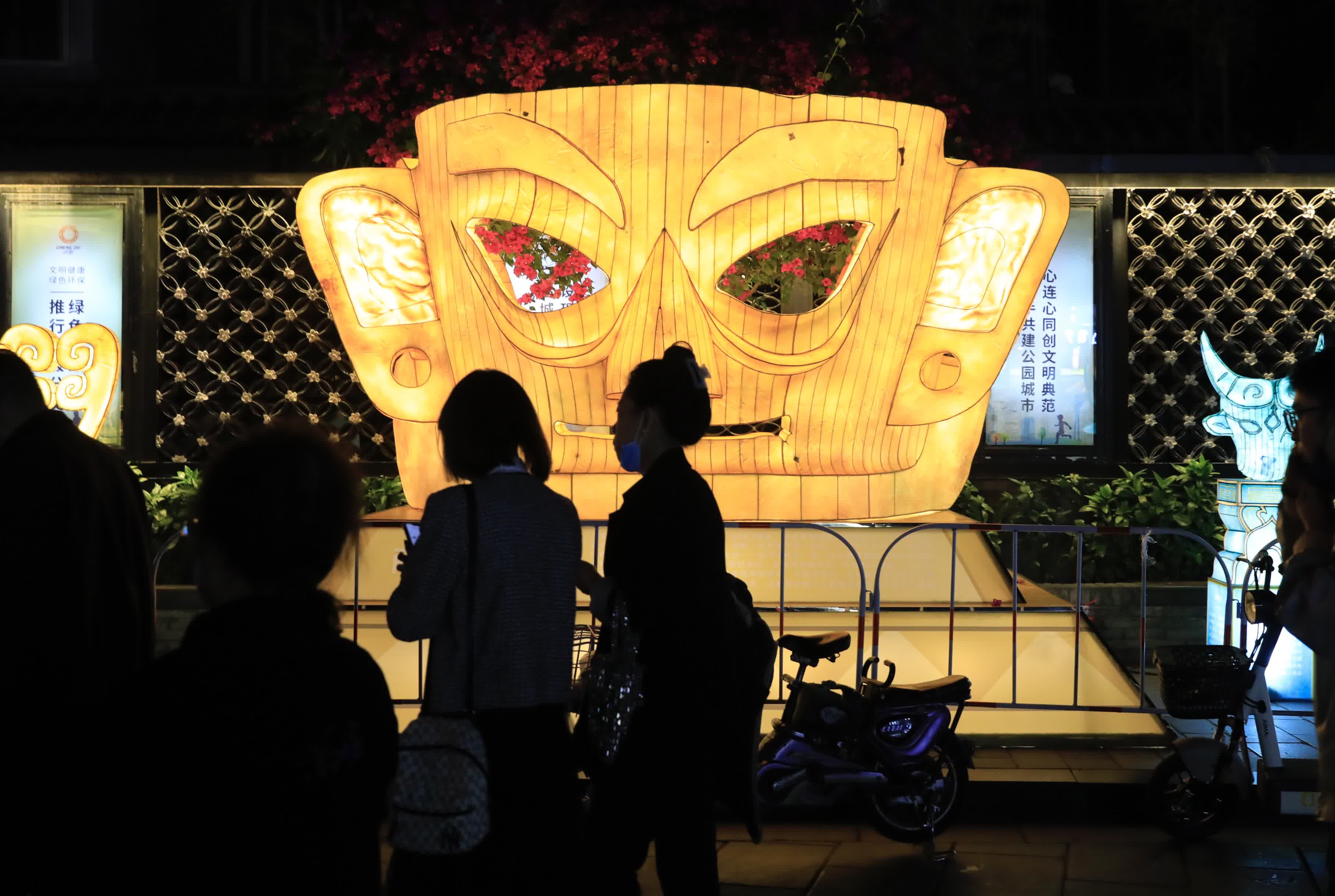 成都古蜀文明綵燈光影藝術展吸引遊客
