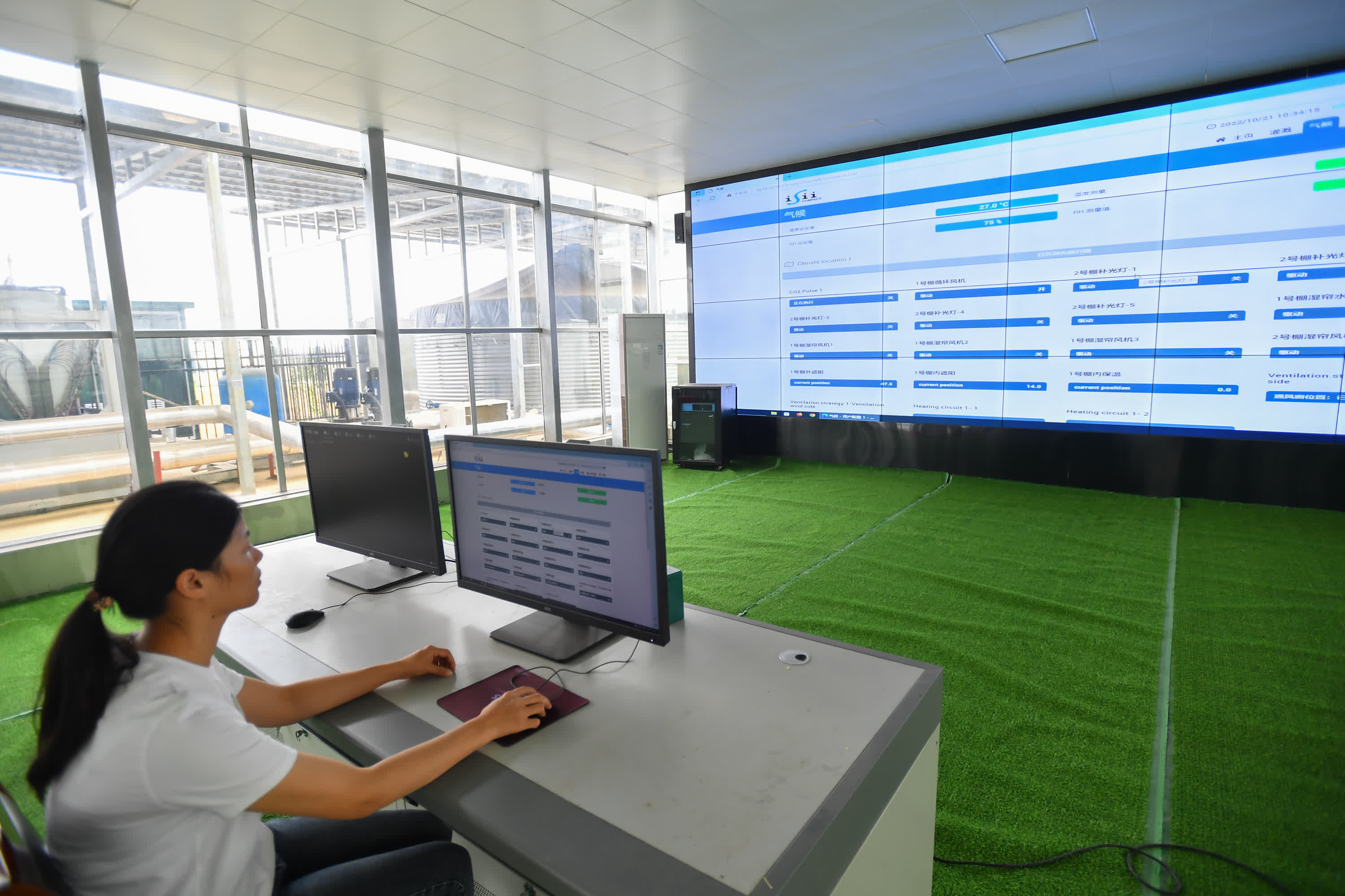 10月21日，在長沙市望城區靖港鎮眾興社區的辣椒基地，工作人員使用智慧農業管理系統監測棚內光照、濕度、溫度等情況。（新華社）