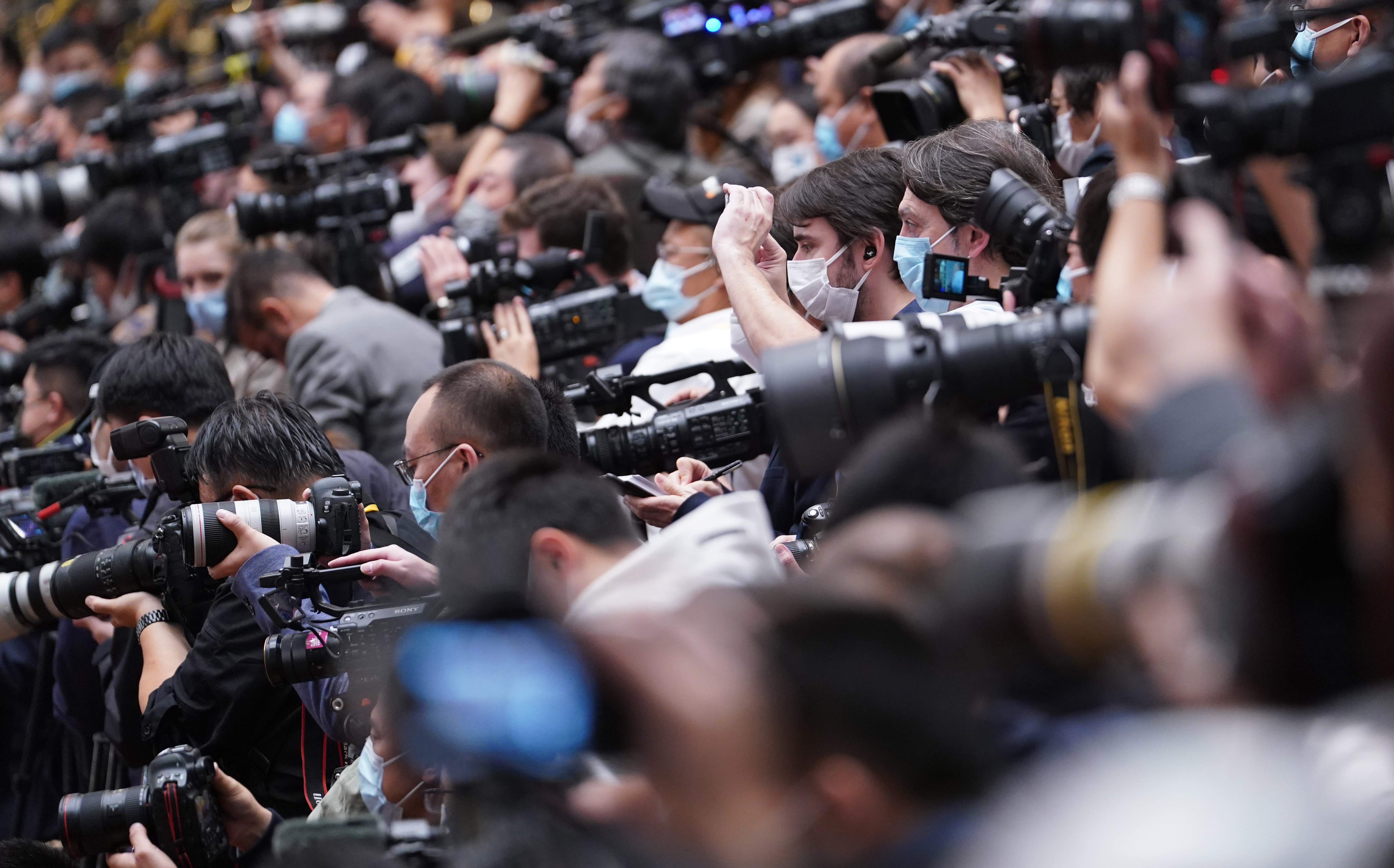 中國共產黨第二十次全國代表大會閉幕會在北京人民大會堂舉行。這是記者在採訪拍攝。（新華社）