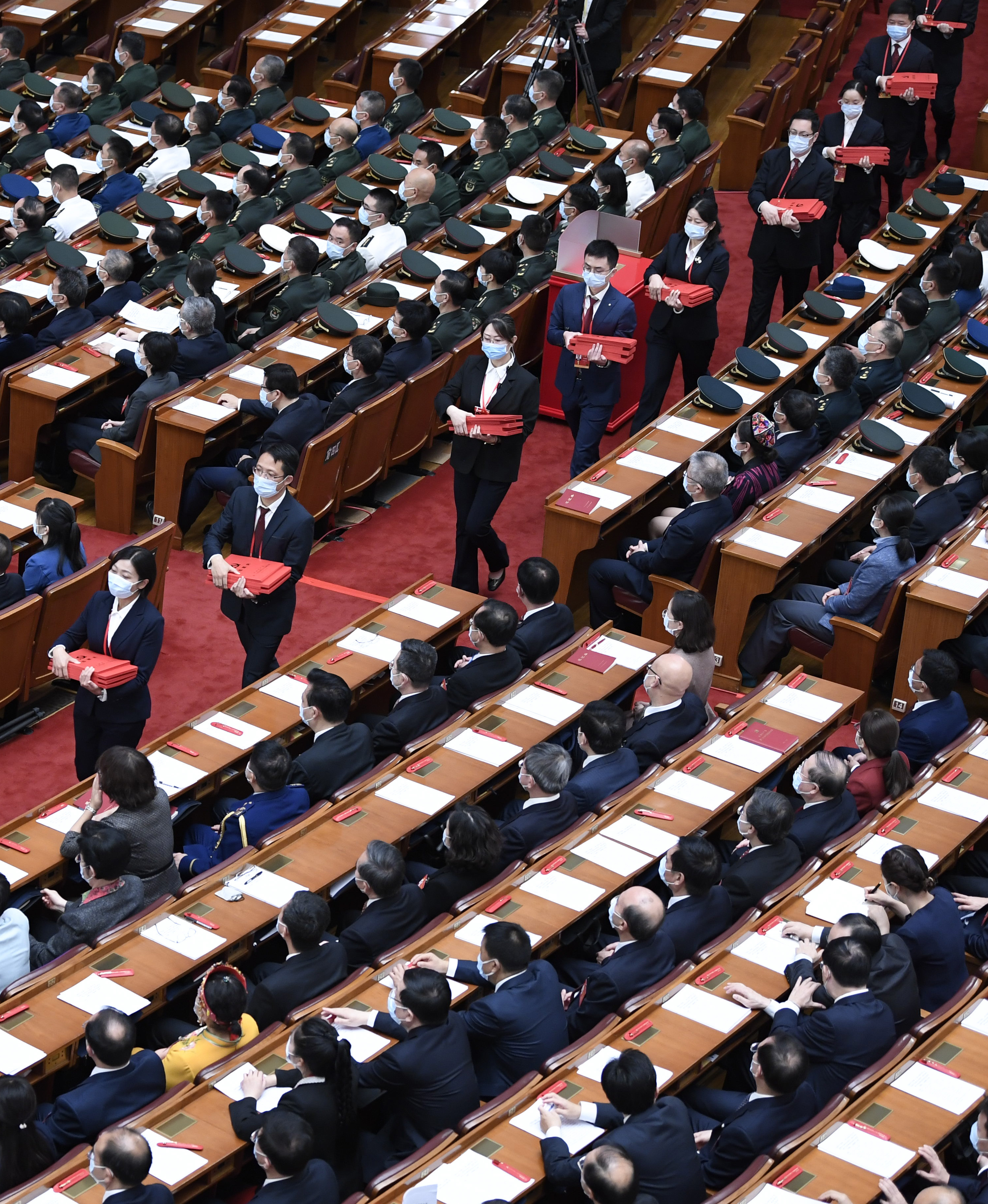 中國共產黨第二十次全國代表大會閉幕會在北京人民大會堂舉行。這是工作人員在發選票。（新華社）