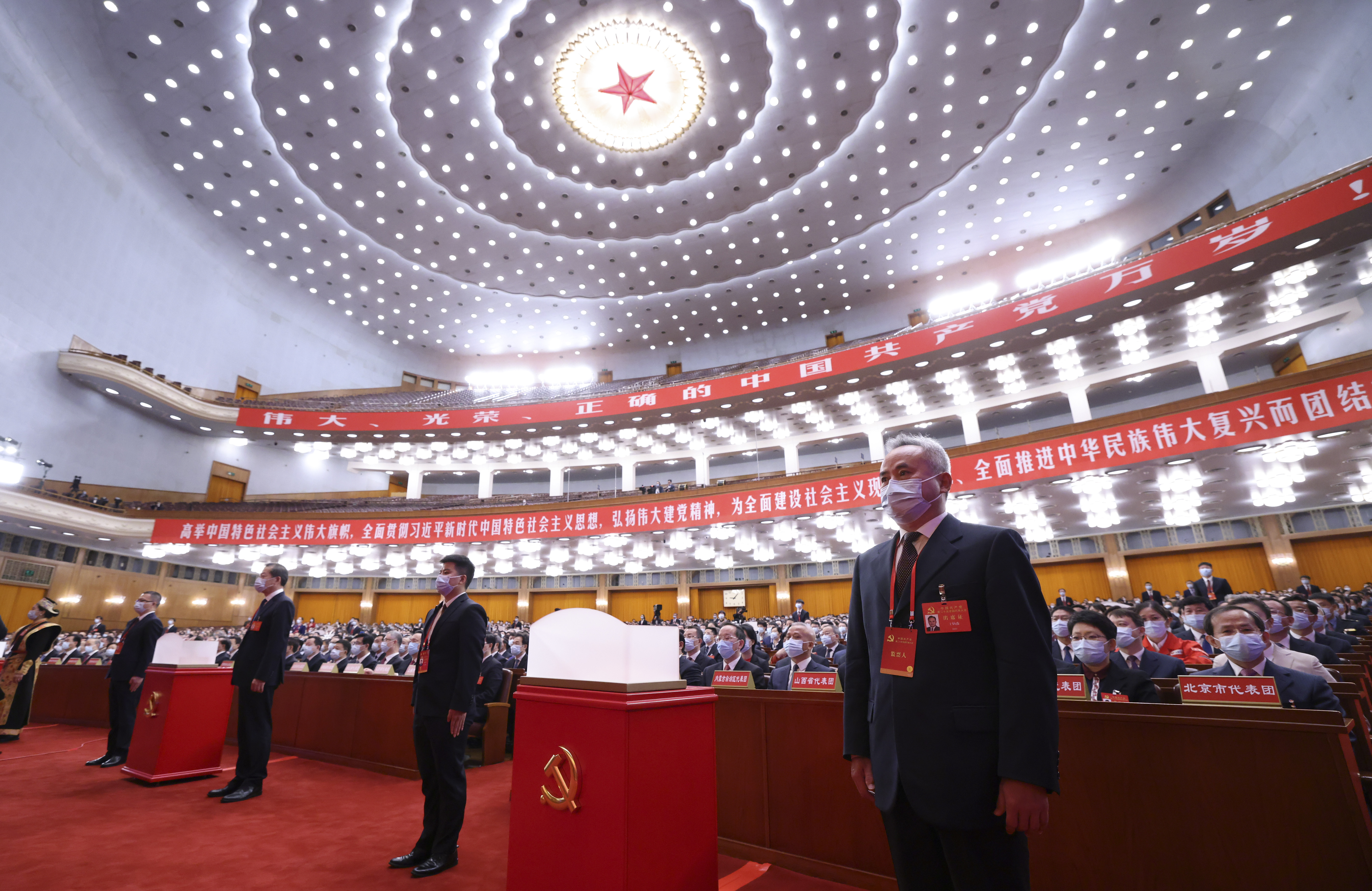 中國共產黨第二十次全國代表大會閉幕會在北京人民大會堂舉行。這是監票人準備監票。（新華社）