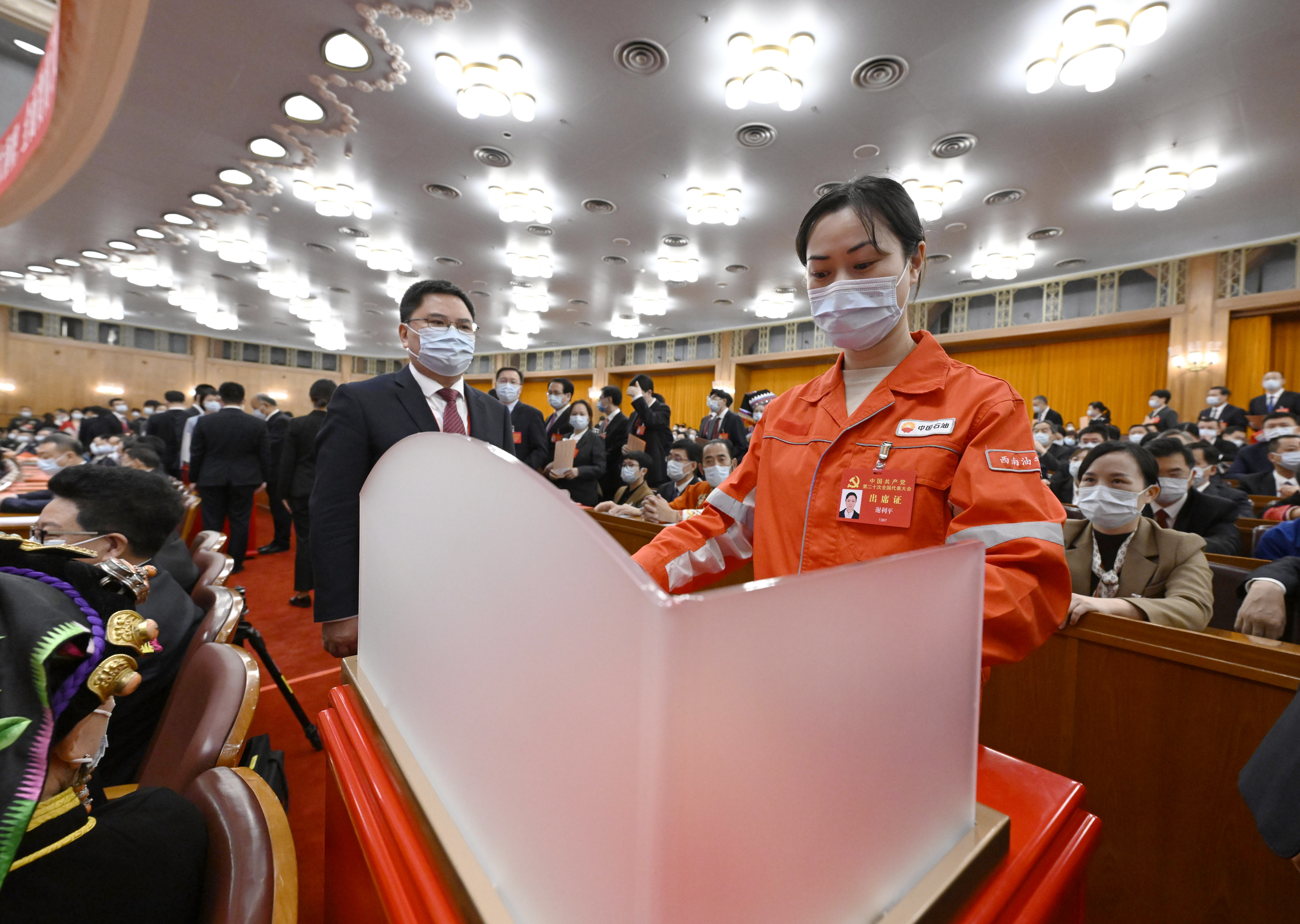 中國共產黨第二十次全國代表大會閉幕會在北京人民大會堂舉行。這是代表投票選舉。（新華社）