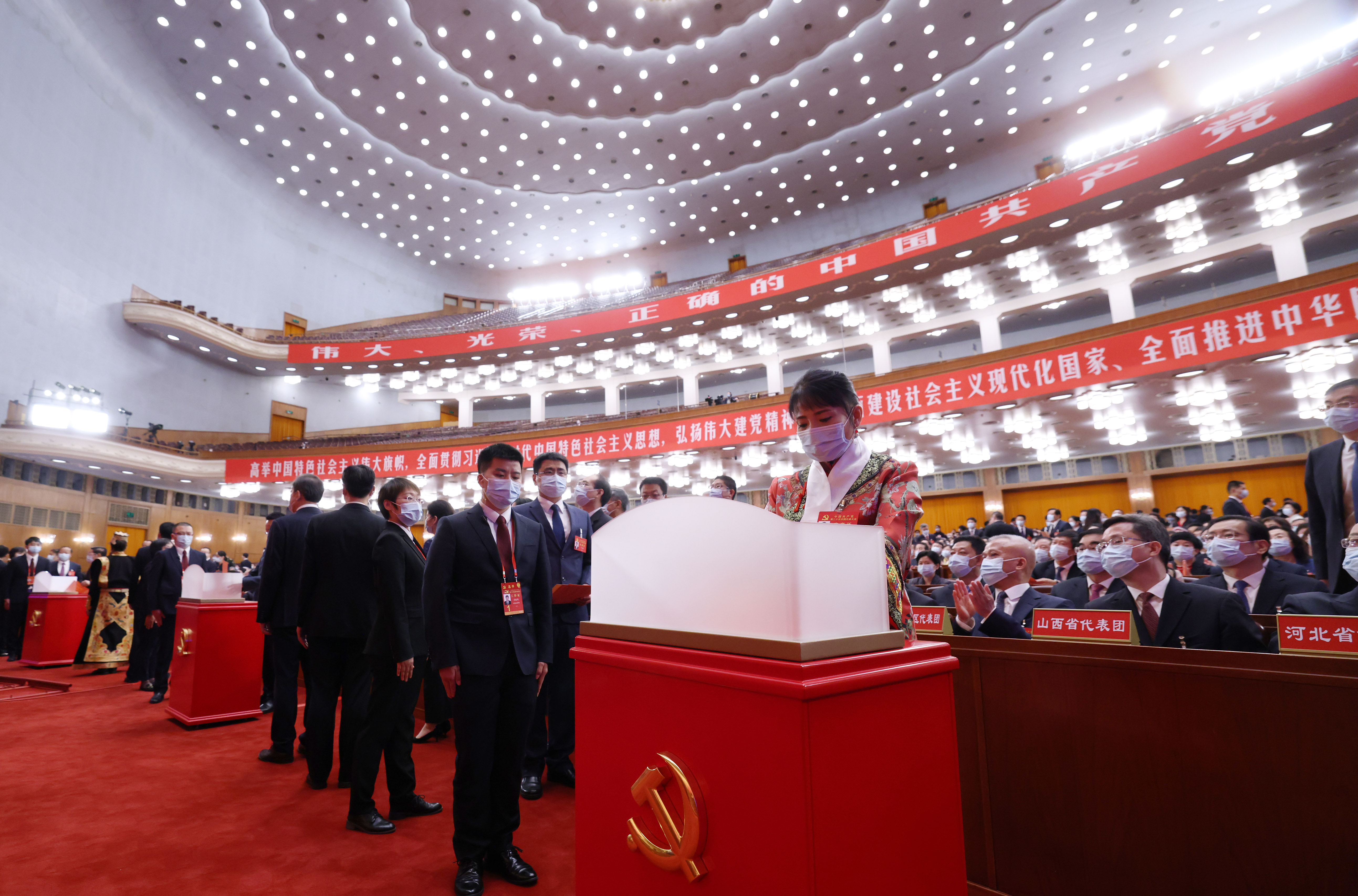 中國共產黨第二十次全國代表大會閉幕會在北京人民大會堂舉行。這是代表投票選舉。（新華社）