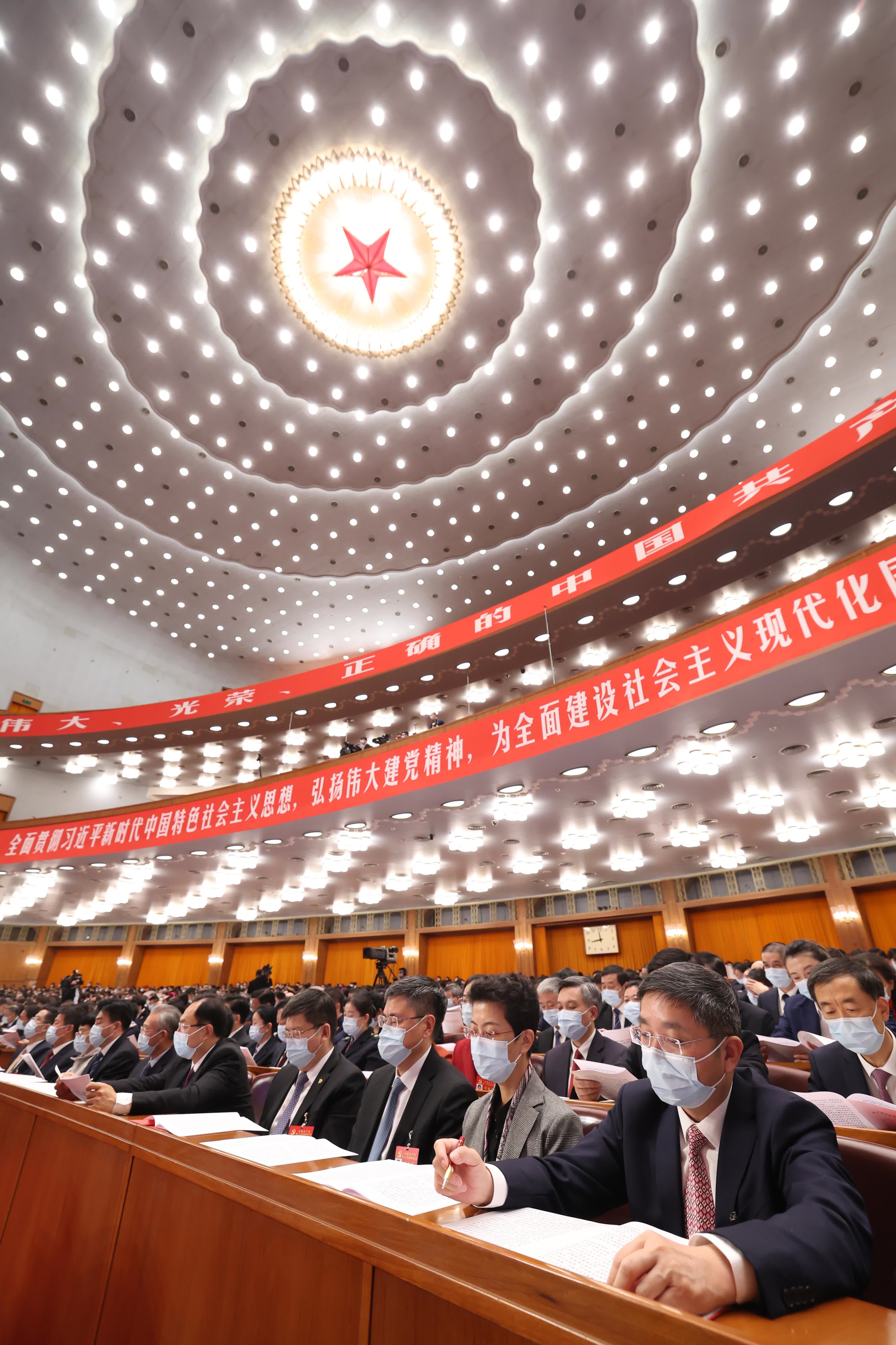 中國共產黨第二十次全國代表大會閉幕會在北京人民大會堂舉行。（新華社）