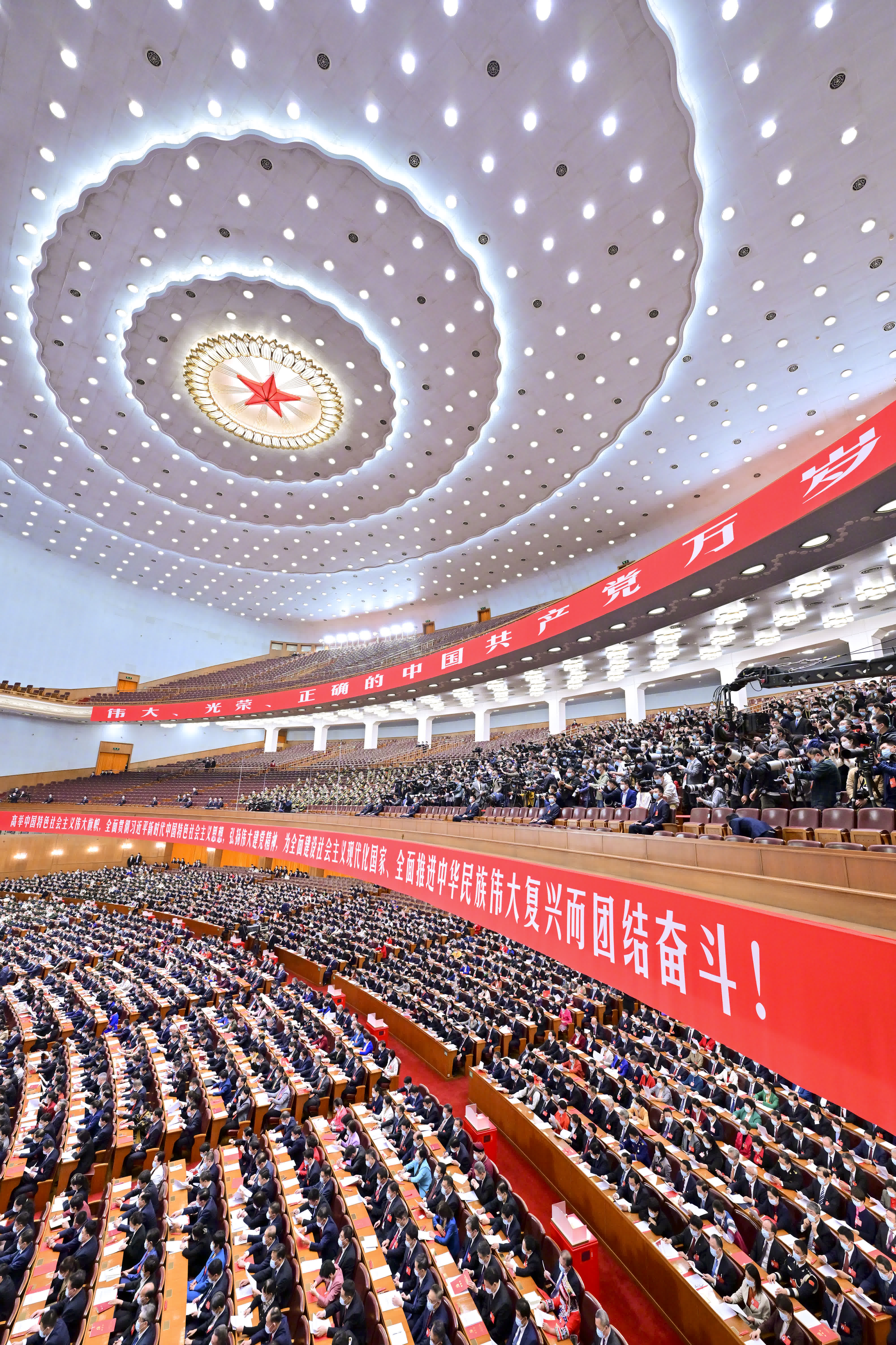 中國共產黨第二十次全國代表大會閉幕會在北京人民大會堂舉行。（新華社）