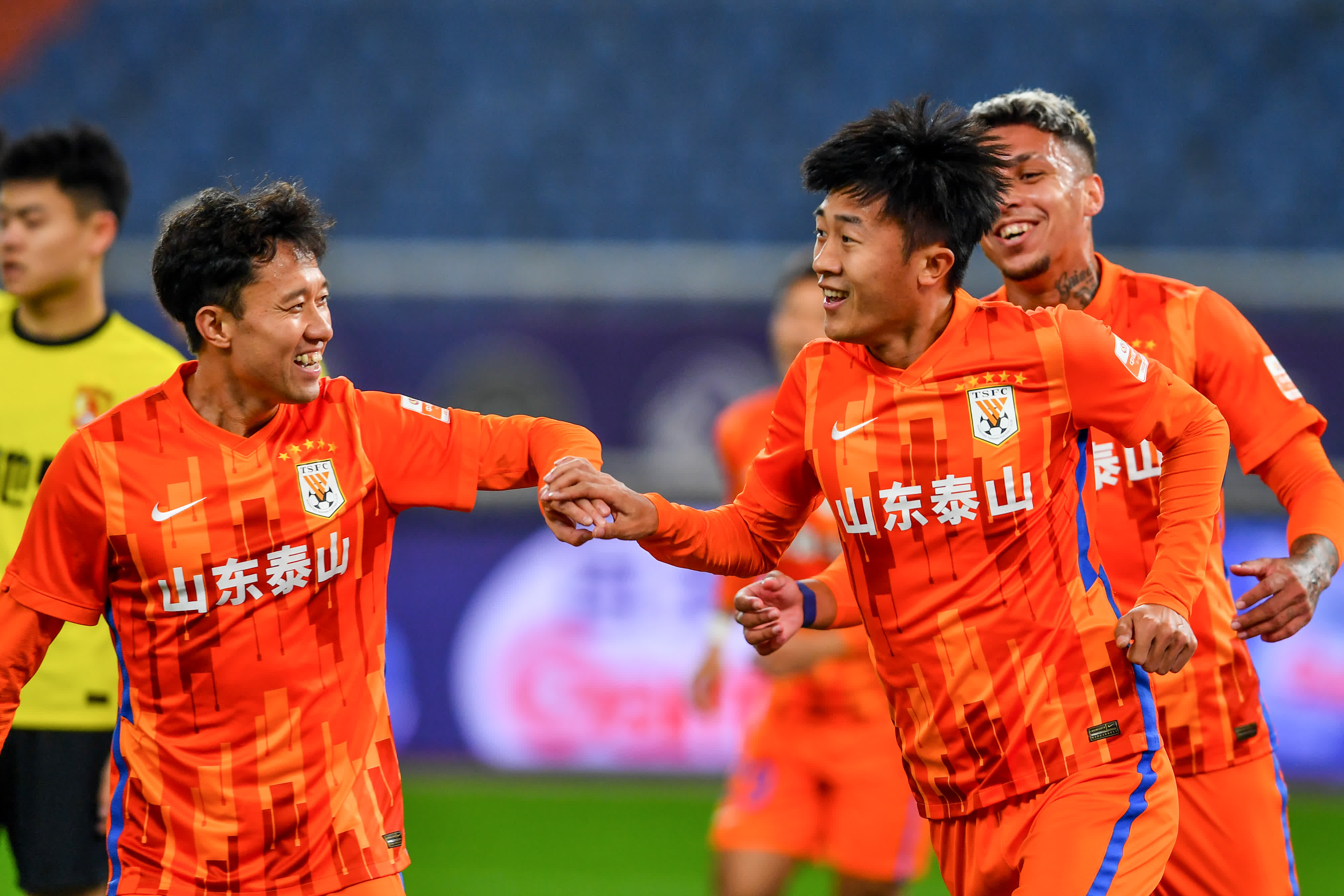 10月24日，山東泰山隊球員劉洋（右二）進球後與隊友慶祝。（新華社）