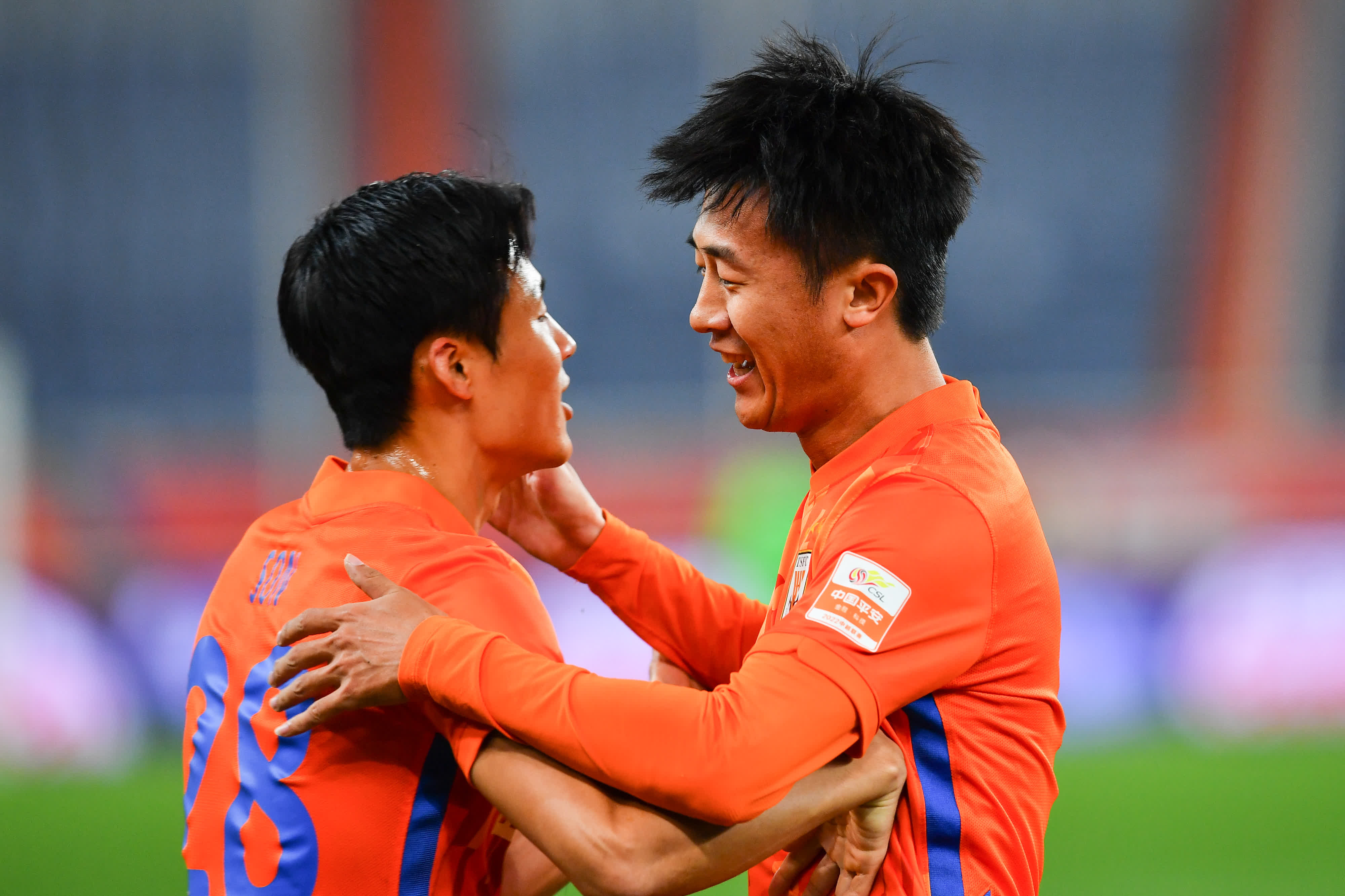 10月24日，山東泰山隊球員劉洋（右）進球後與隊友孫準浩慶祝。（新華社）
