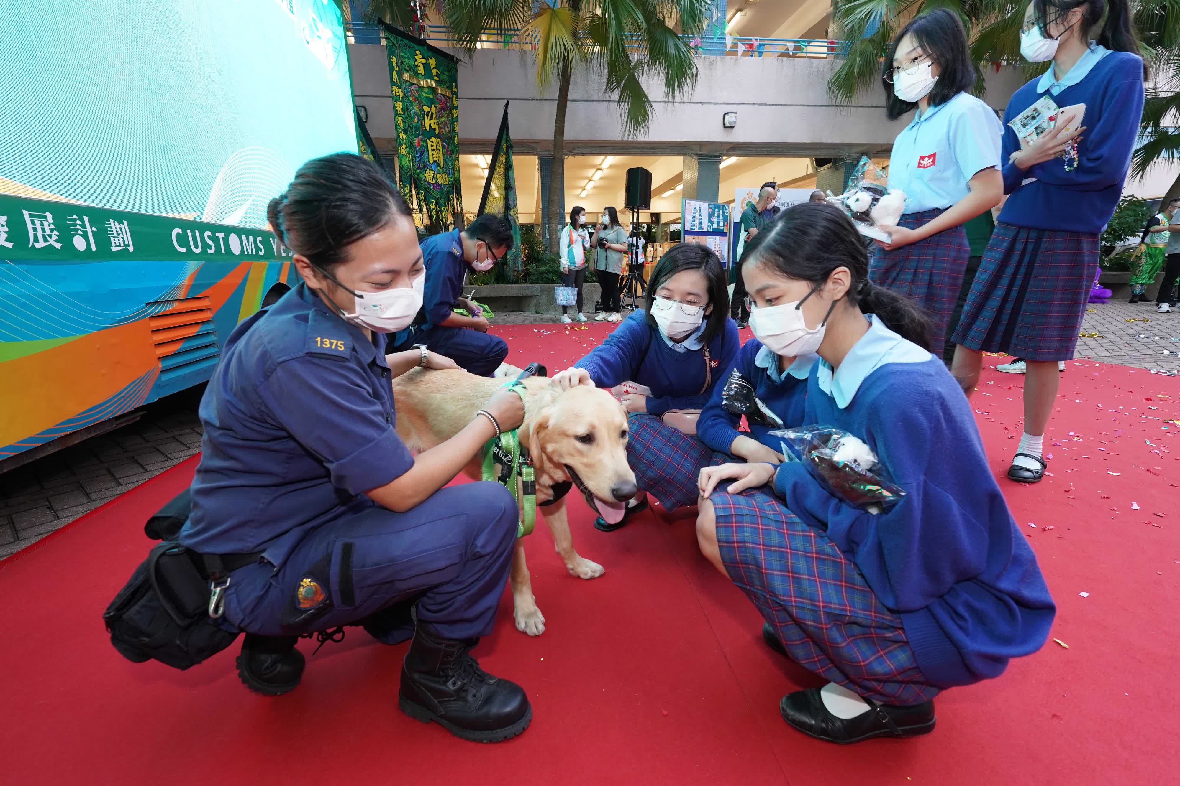 圖示學生透過活動了解海關工作。（政府新聞處）