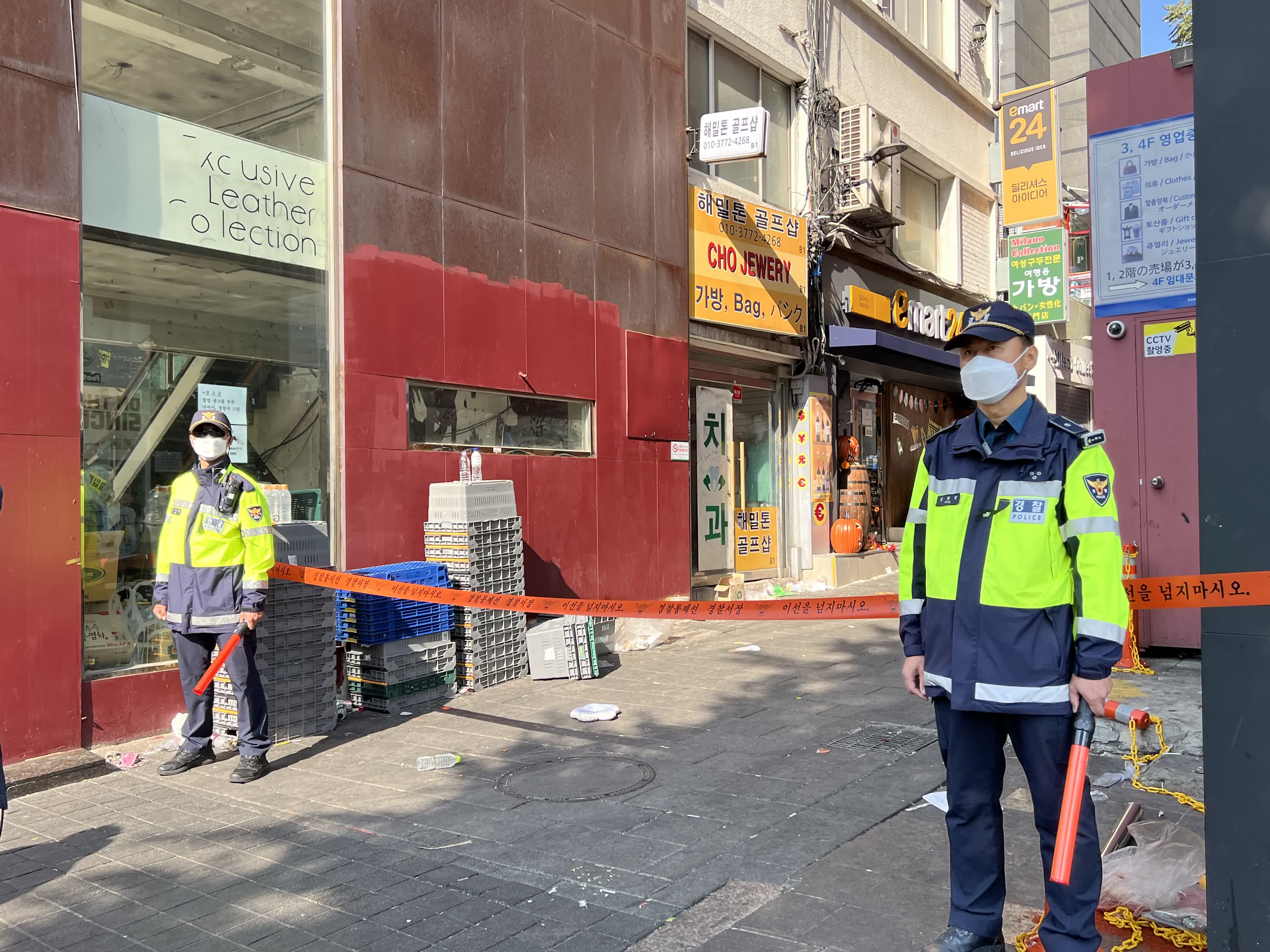 當地時間10月31日,首爾梨泰院踩踏事故發生地附近的巷子仍被警戒封閉。 當地時間10月31日,首爾梨泰院踩踏事故發生地附近的巷子仍被警戒封閉。