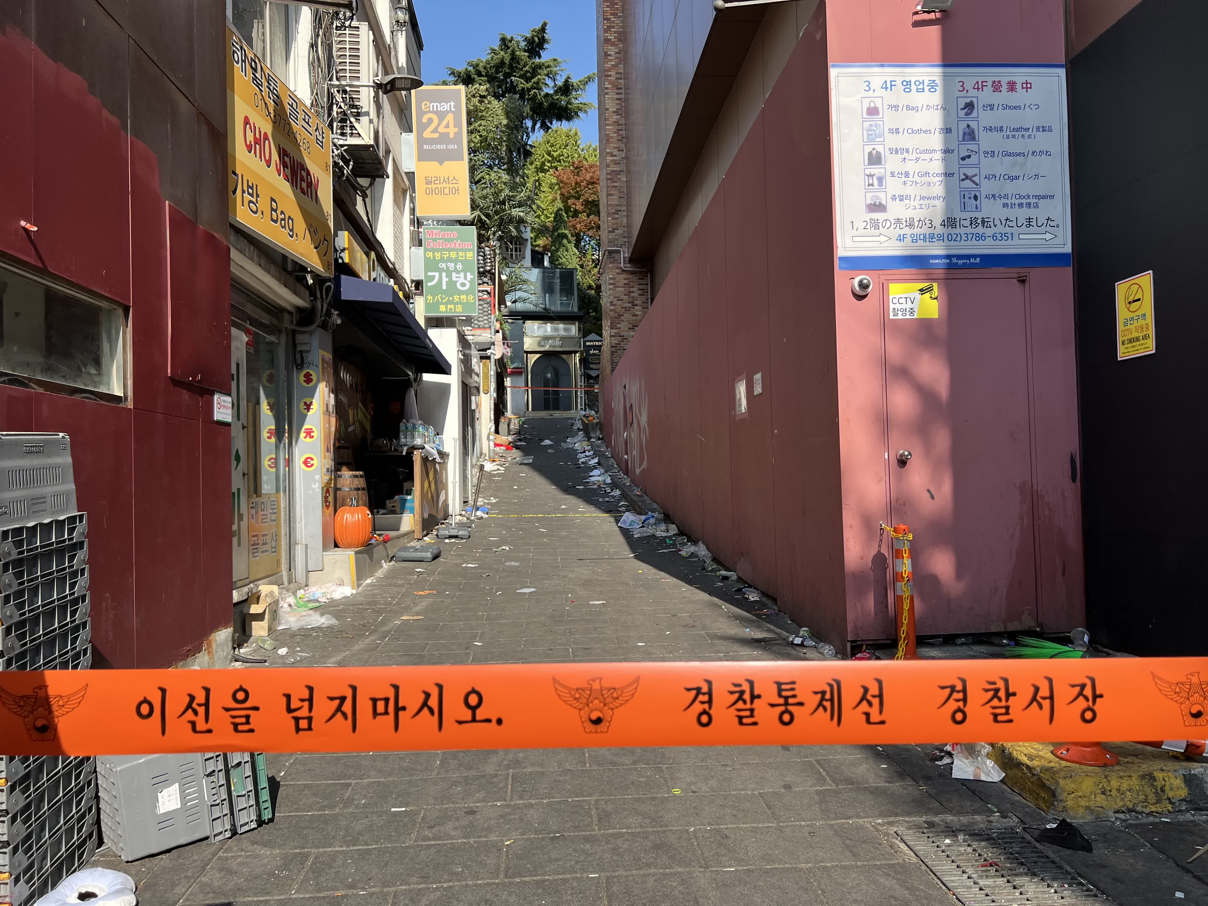 當地時間10月31日,首爾梨泰院踩踏事故發生地附近的巷子仍被警戒封閉。 當地時間10月31日,首爾梨泰院踩踏事故發生地附近的巷子仍被警戒封閉。