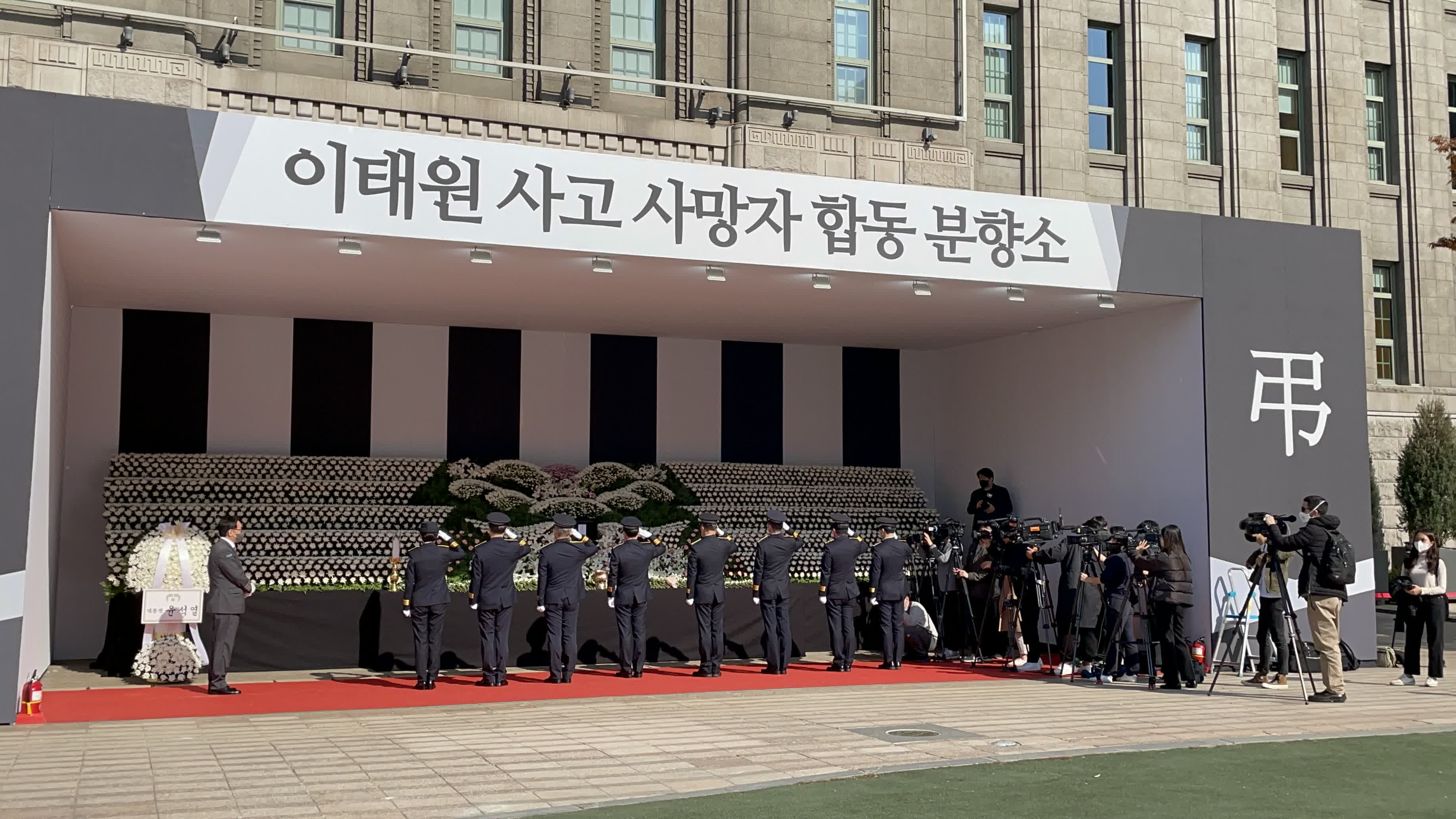 當地時間10月31日,首爾市政府在首爾廣場設立梨泰院踩踏事故遇難者集體焚香所,大批韓國民眾前來哀悼。 當地時間10月31日,首爾市政府在首爾廣場設立梨泰院踩踏事故遇難者集體焚香所,大批韓國民眾前來哀悼。