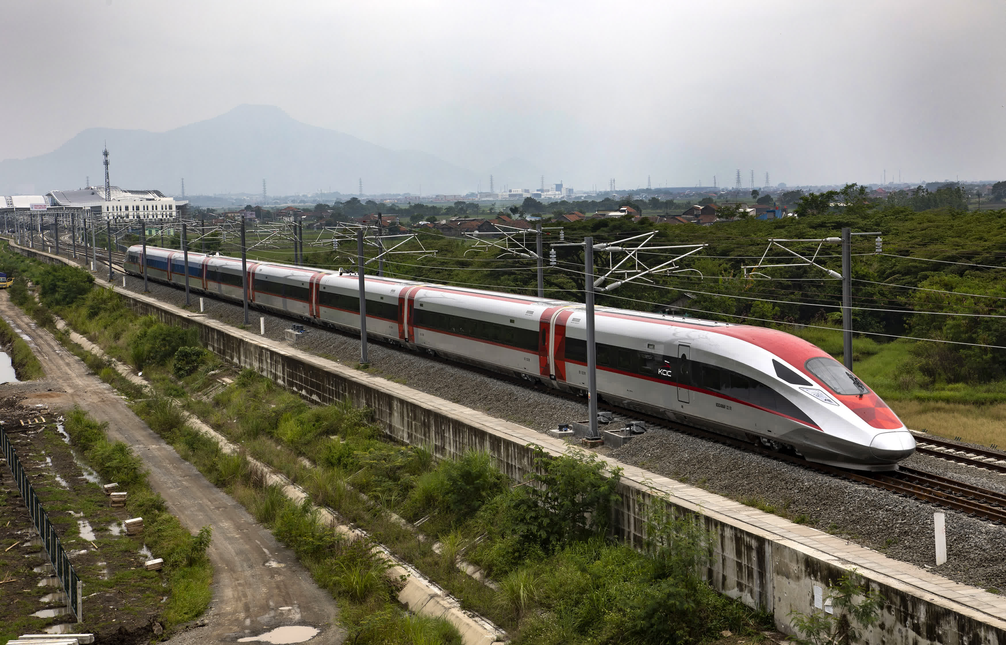 11月9日，在印度尼西亞西爪哇省萬隆市，一列高鐵動車組正在雅萬高鐵試驗段進行熱滑試驗。（新華社）