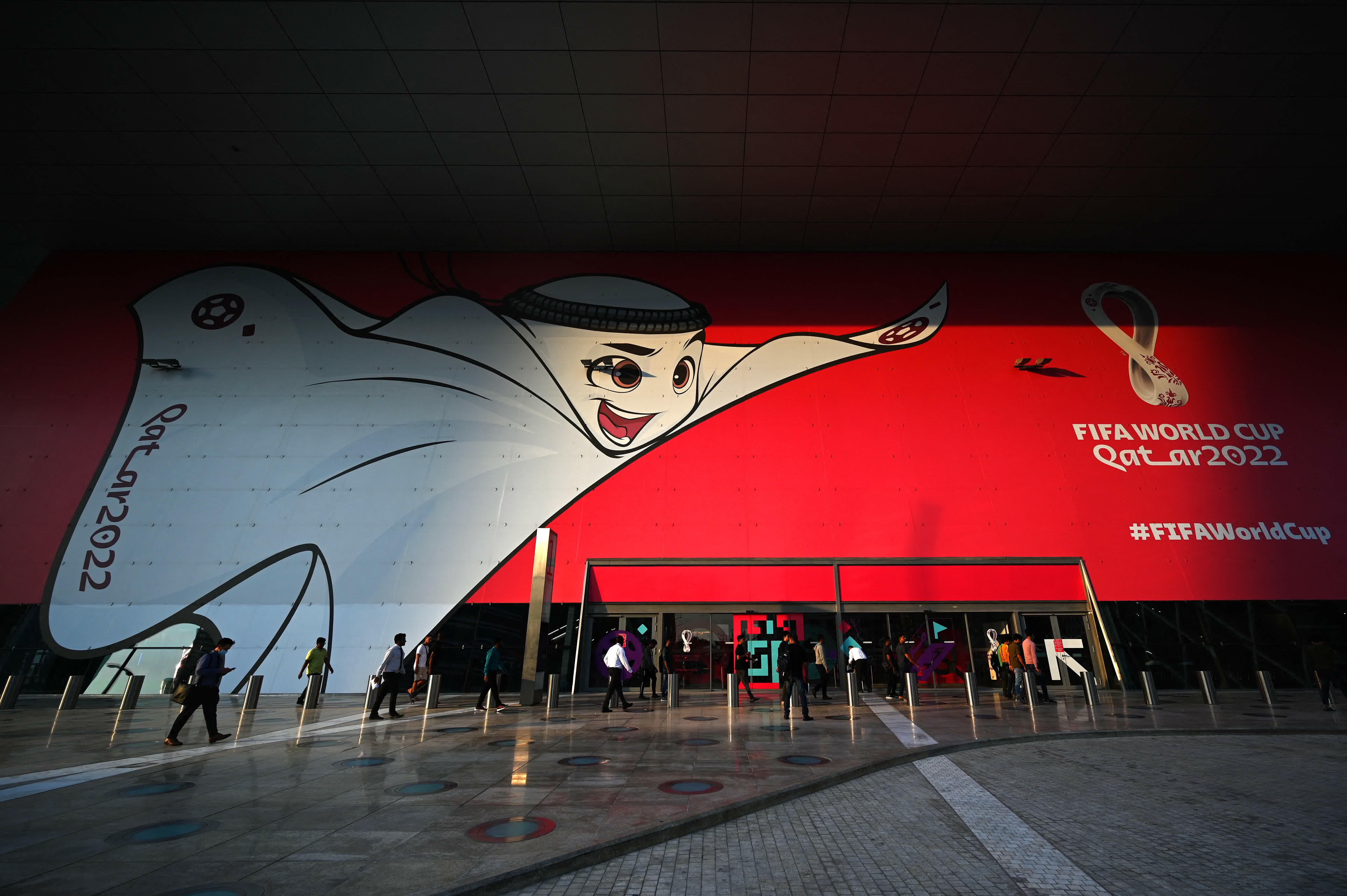 圖為這枚古靈精怪的「餃子皮」活力四射地出現在多哈的街頭，萌化人心。（法新社）