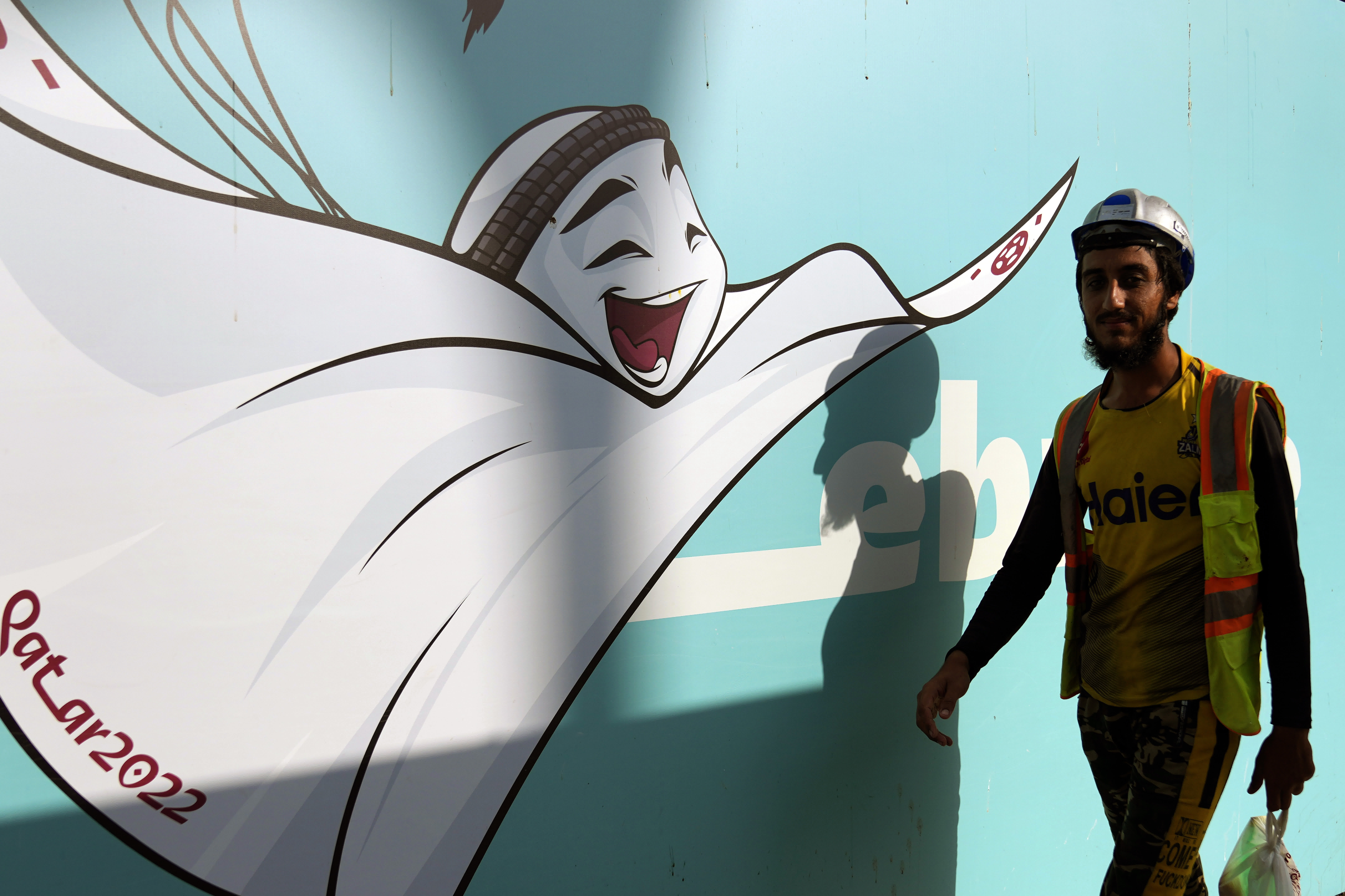 圖為這枚古靈精怪的「餃子皮」活力四射地出現在多哈的街頭，萌化人心。（美聯社）