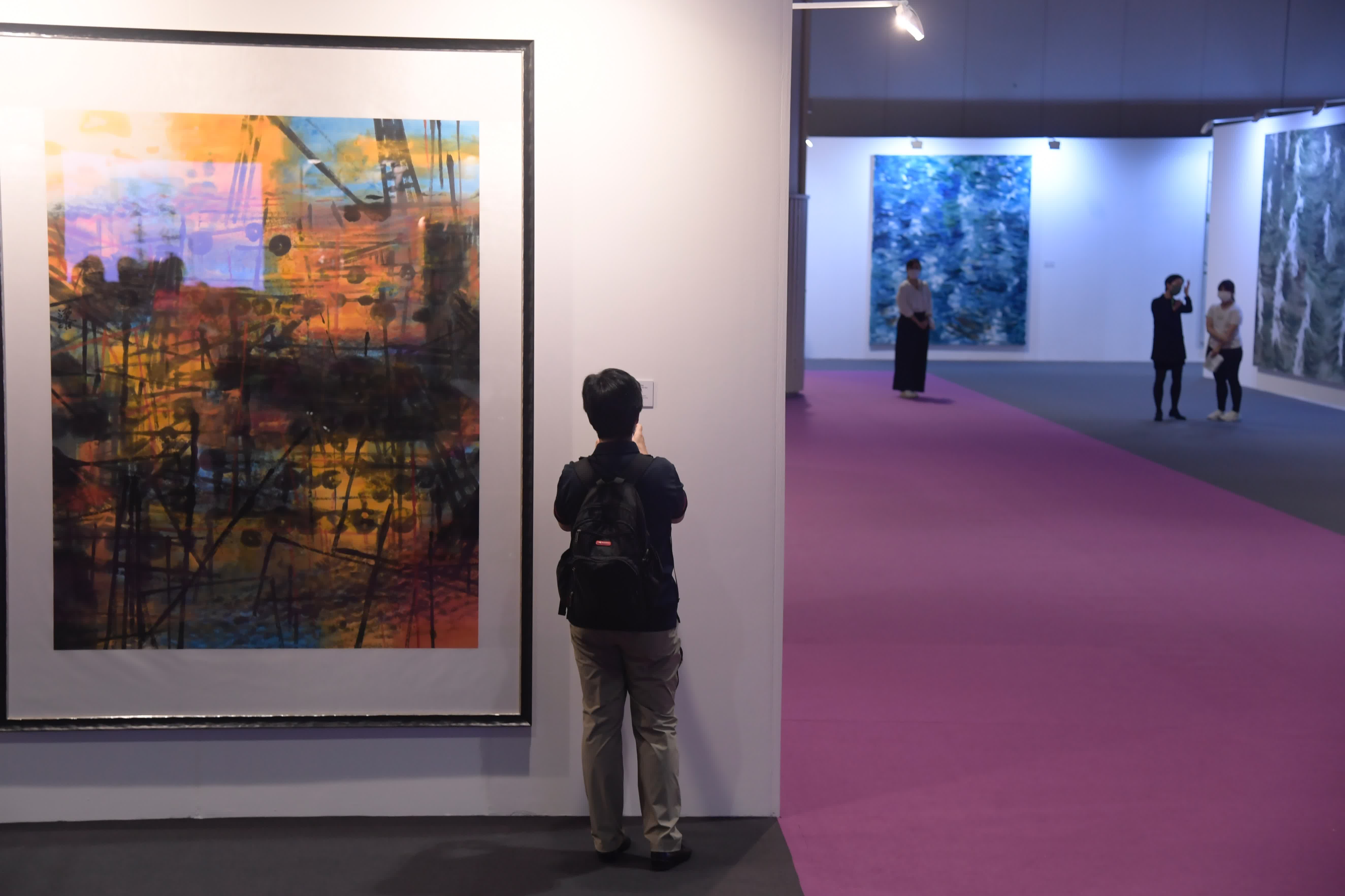 市民參觀展會。(香港中通社) 市民參觀展會。(香港中通社)