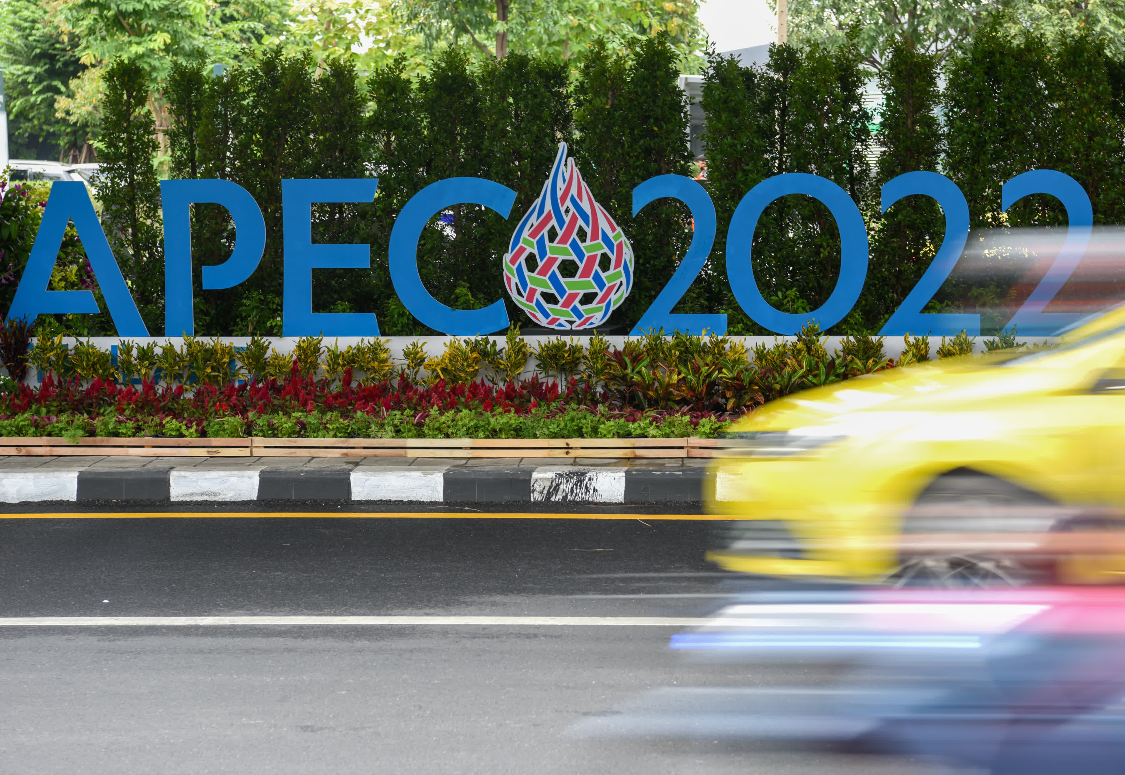 這是11月14日在泰國首都曼谷街頭拍攝2022年APEC會議標識。（新華社）