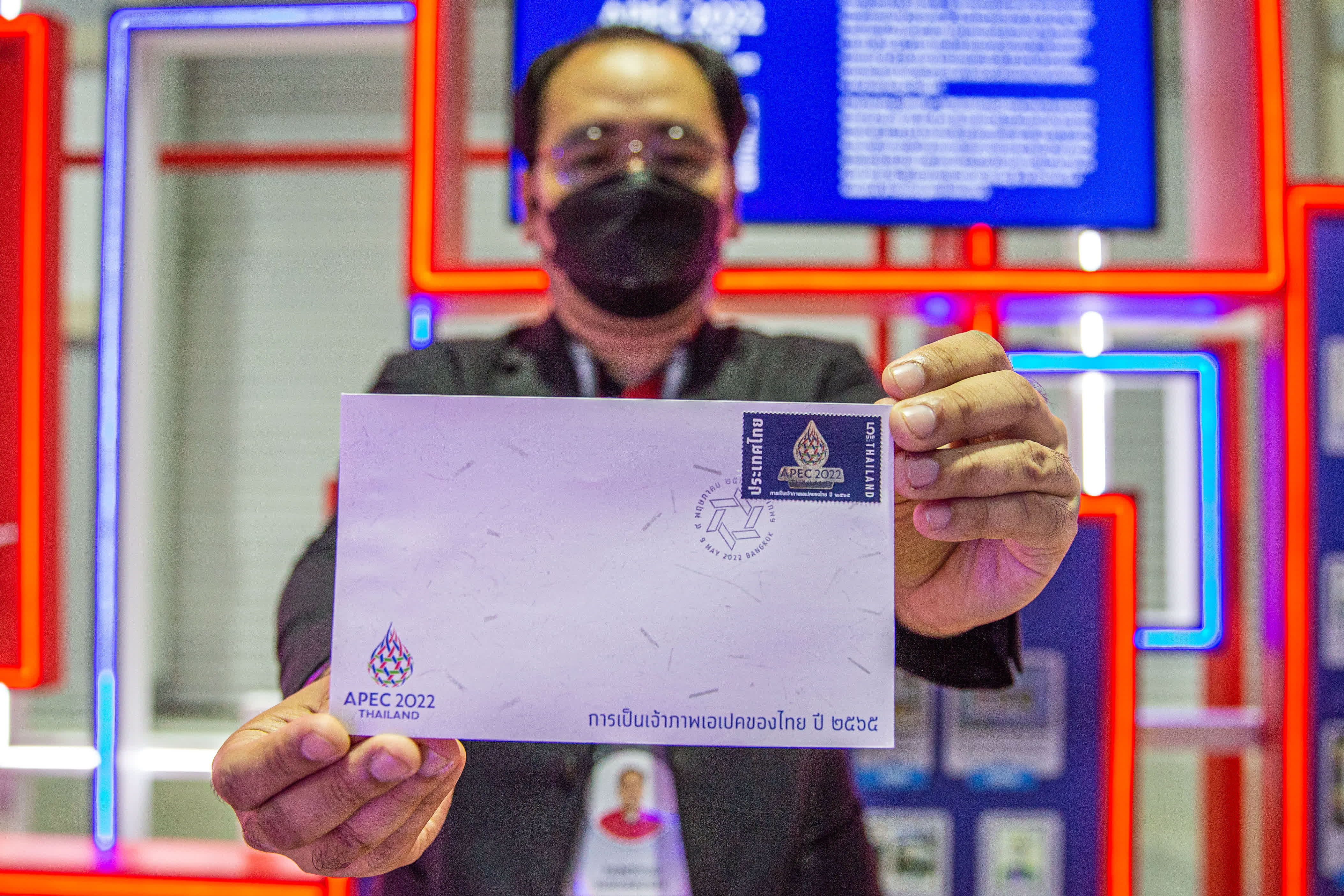 11月16日，一名工作人員在泰國曼谷2022年亞太經合組織會議媒體中心展示紀念郵封。（新華社）