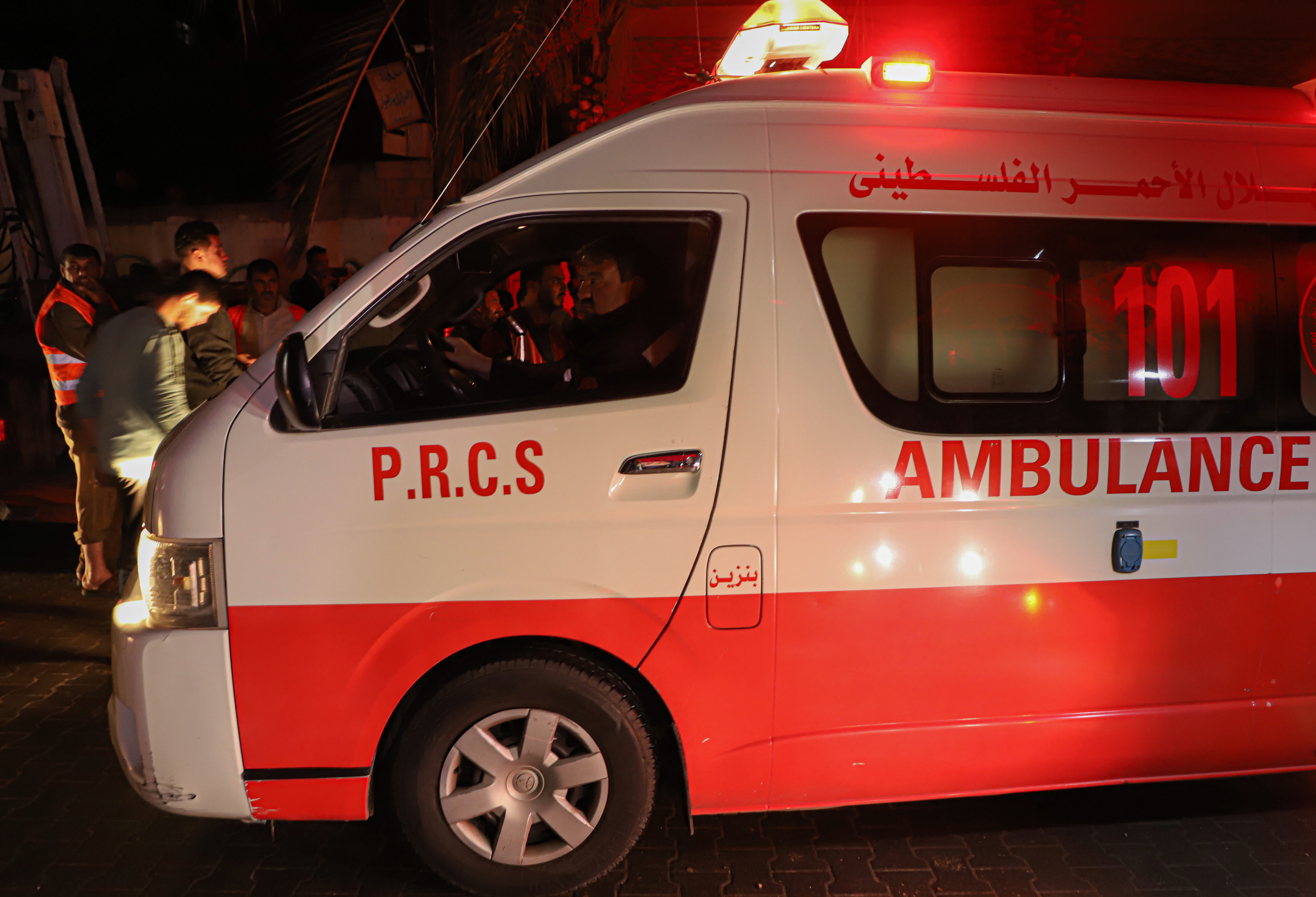 一輛救護車前往加沙地帶傑巴利耶難民營的火災現場。（新華社）