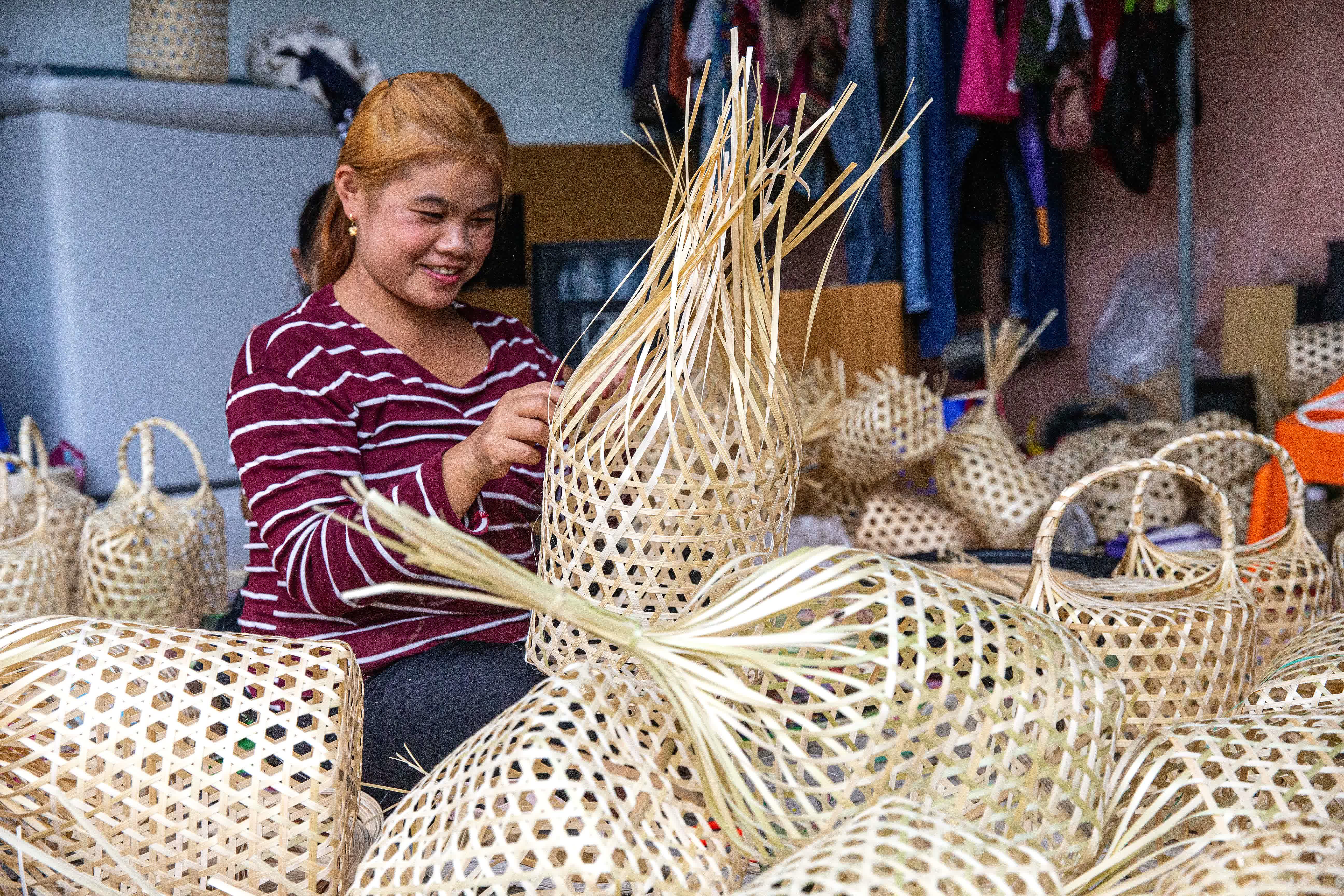 11月9日，一名女子在泰國清邁製作「插隆」。（新華社）