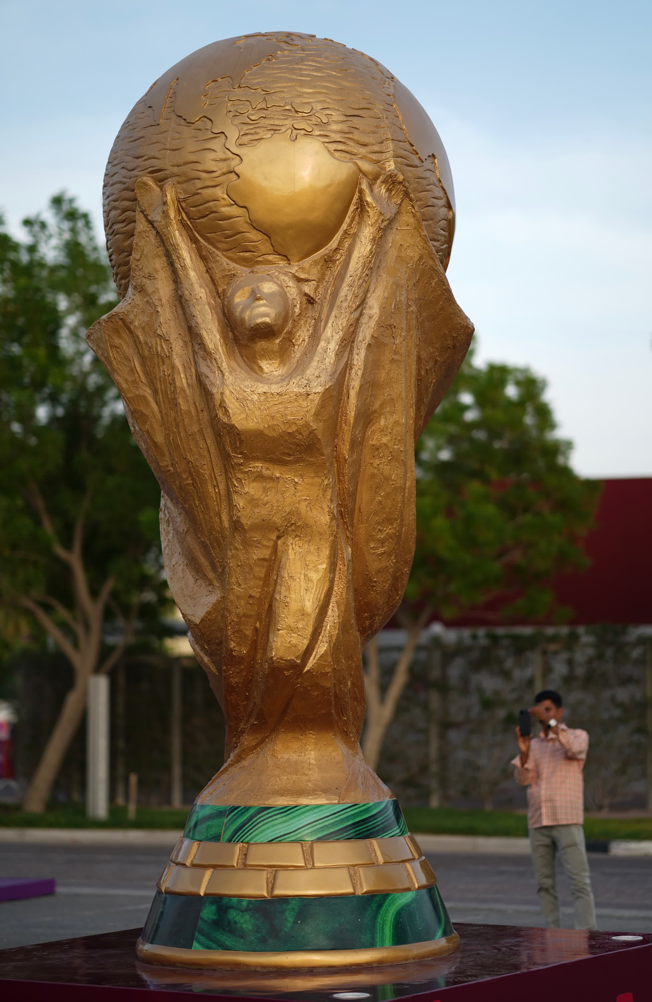 哈里發國際體育場外的大力神杯雕塑。（中新社）