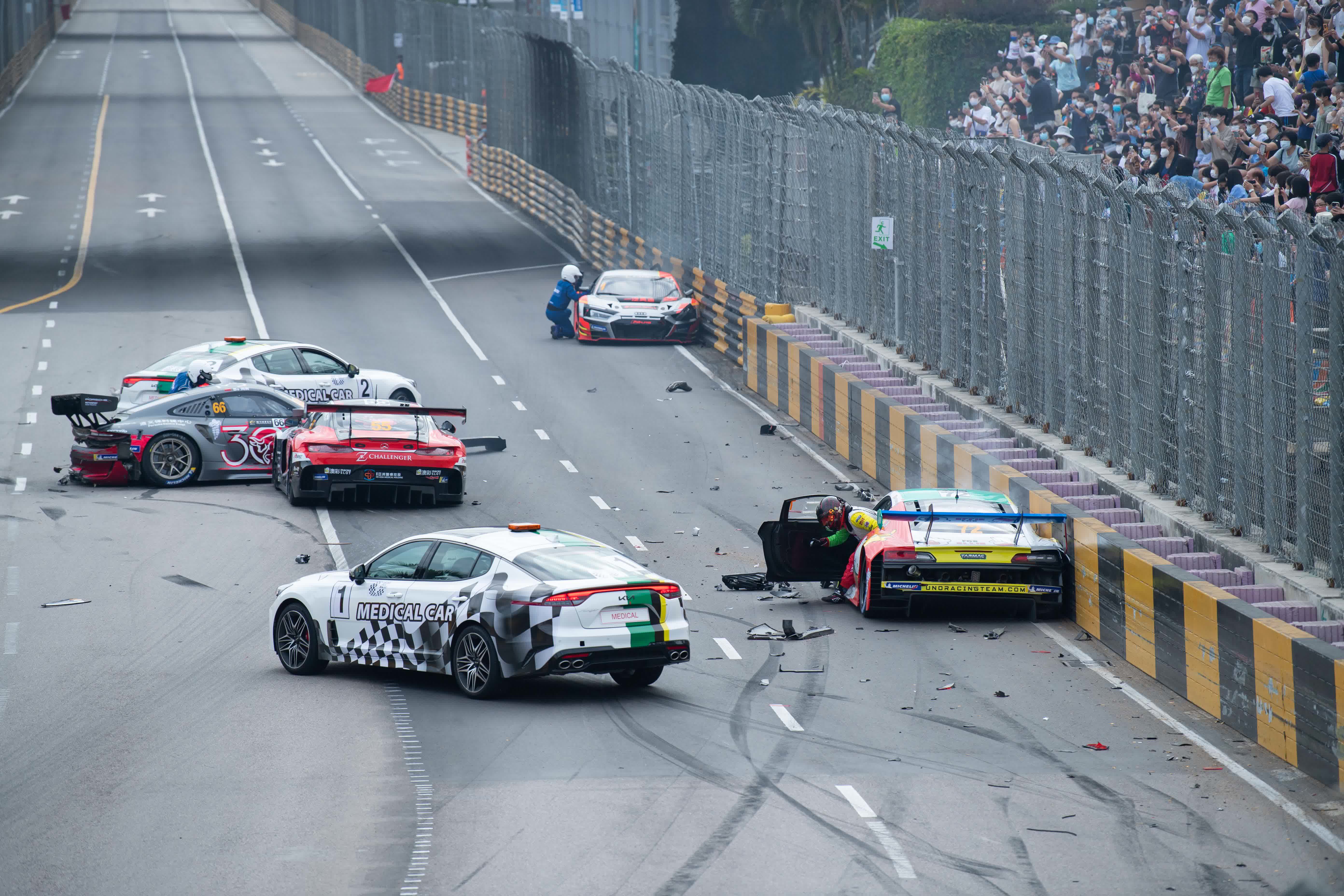 11月19日，車手們駕駛賽車在澳門GT杯第一回合比賽中發生碰撞事故。（新華社）