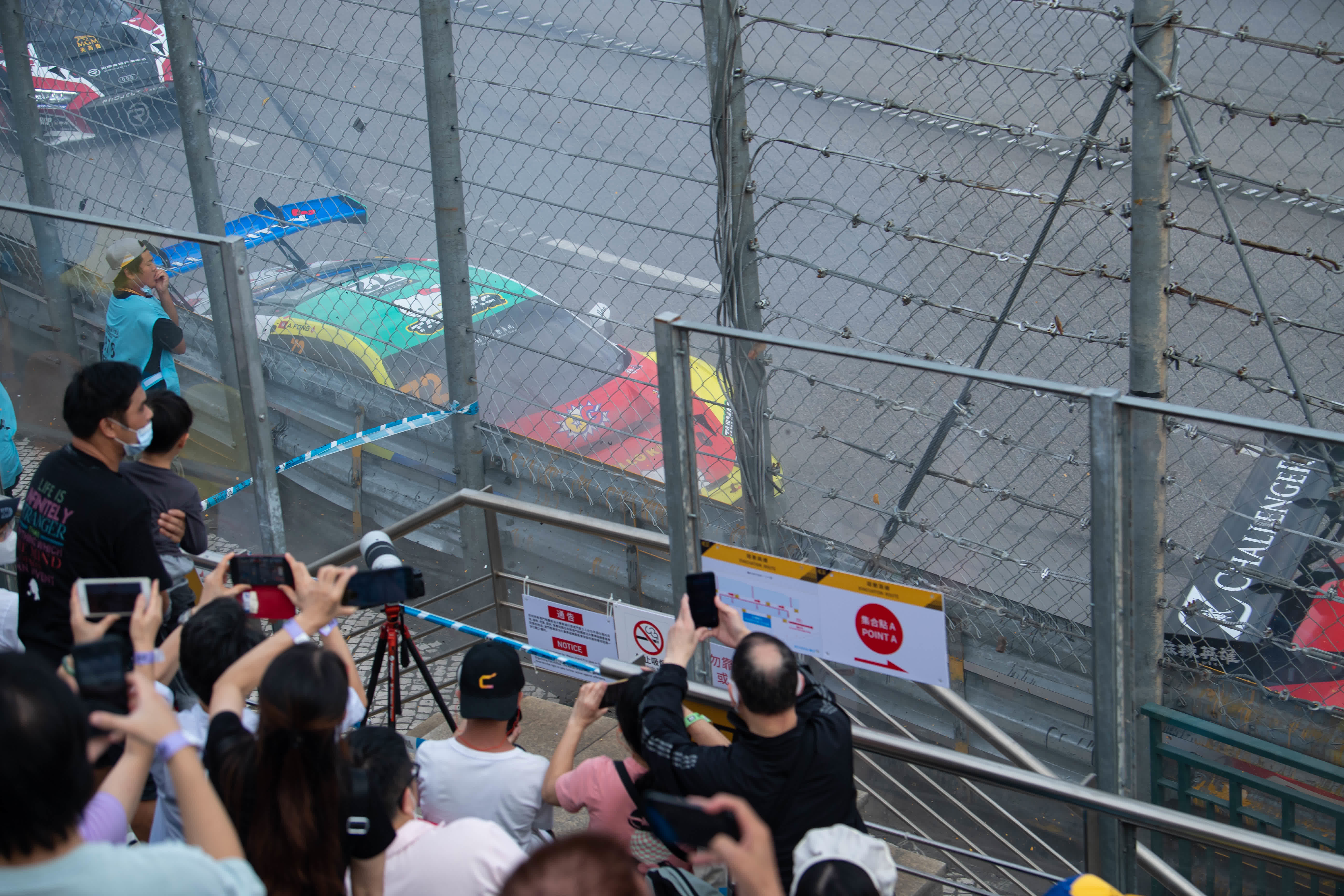 11月19日，車手駕駛賽車在澳門GT杯第一回合比賽中發生碰撞事故。（新華社）