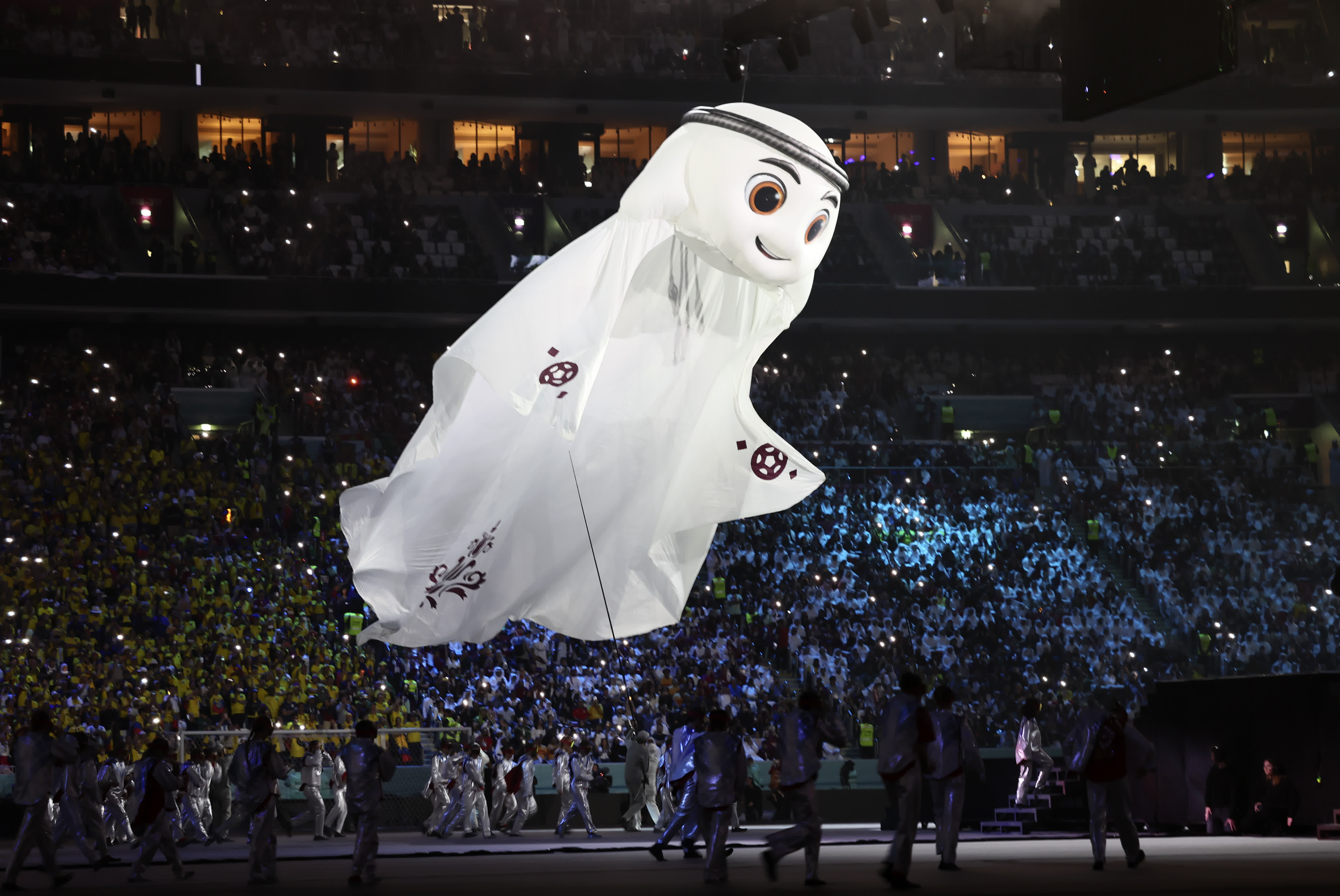卡塔爾世界盃吉祥物出現在開幕式上。（新華社）