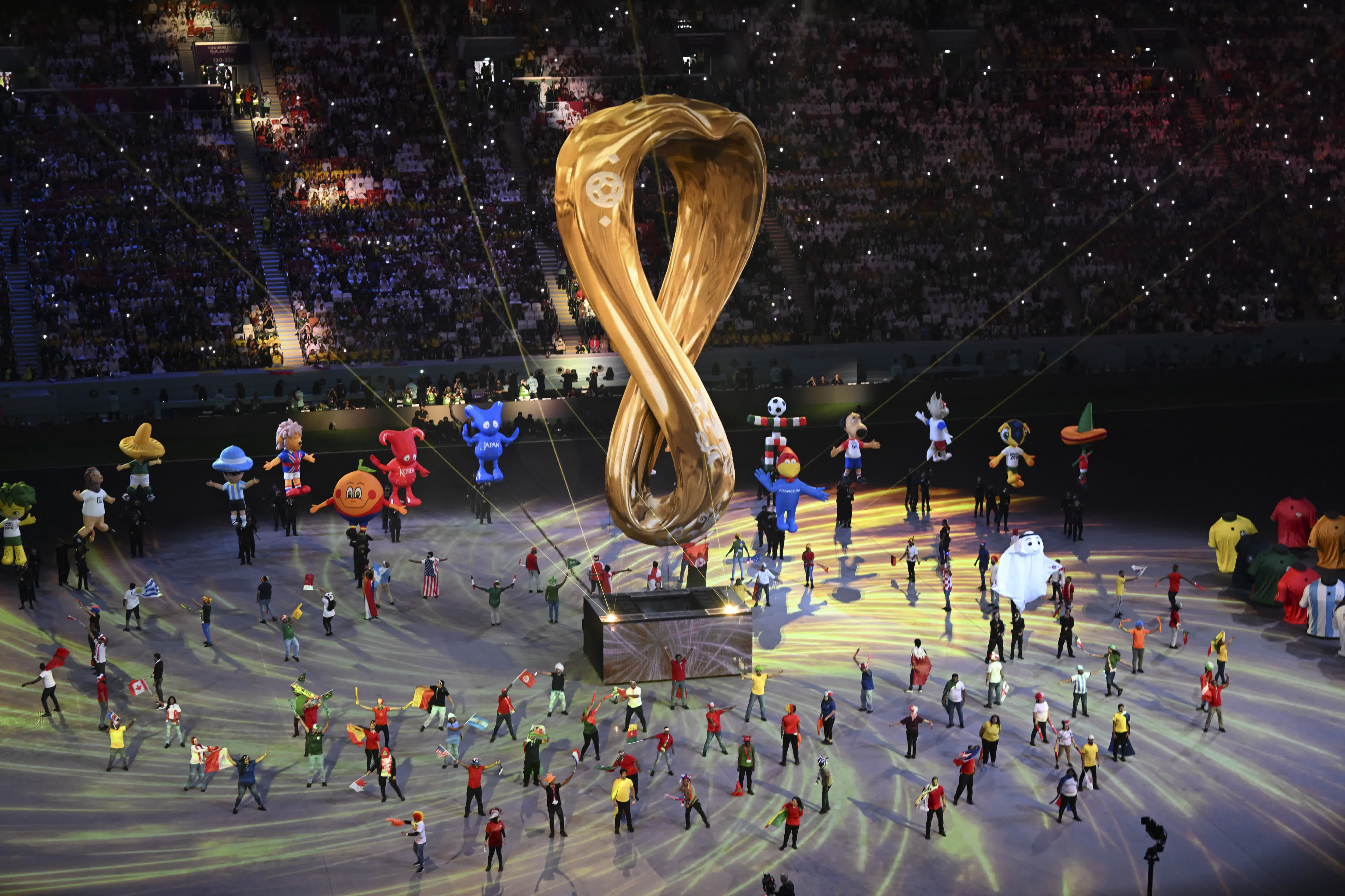 2022年卡塔爾世界盃會徽出現在開幕式現場。（新華社）