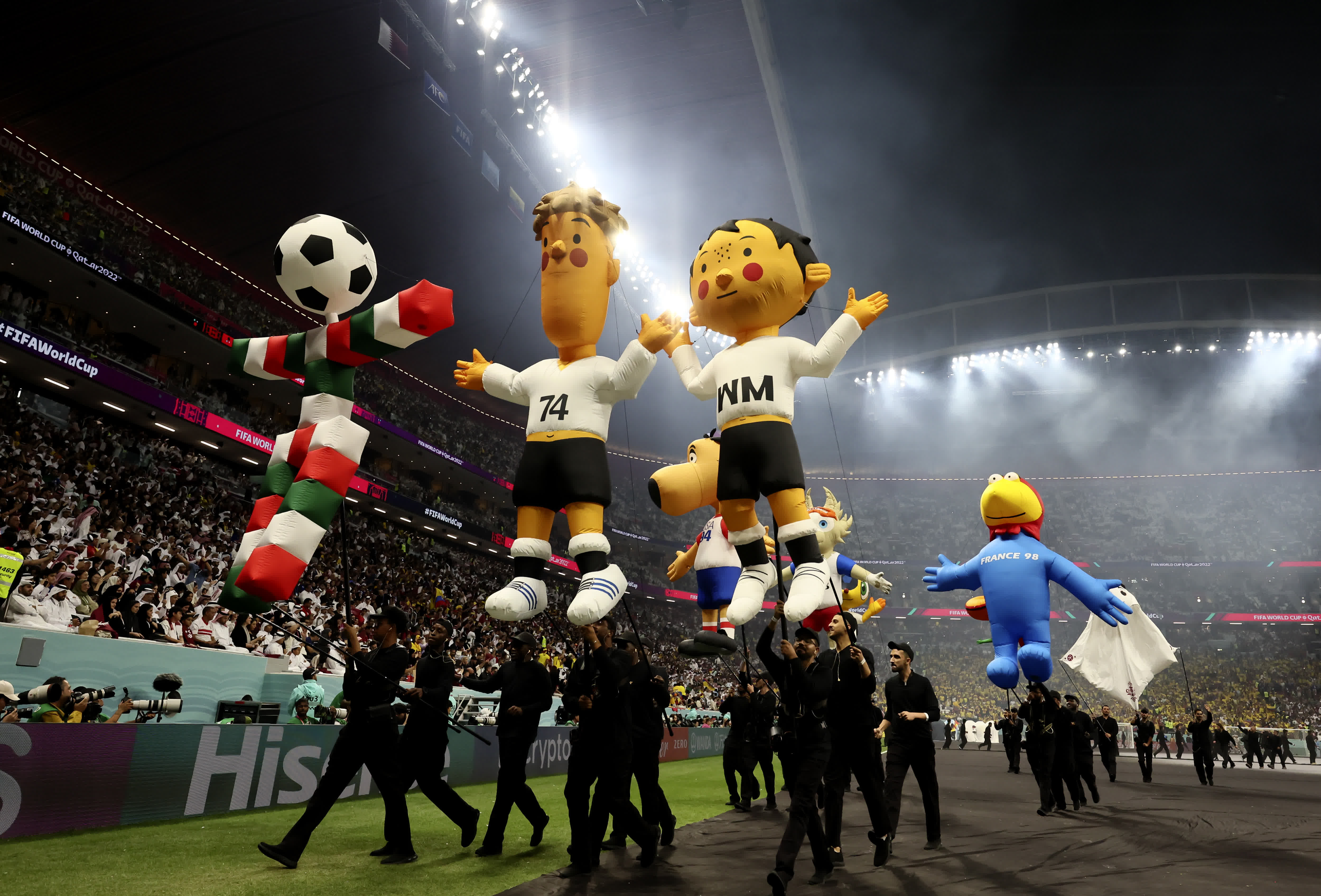 歷屆國際足聯世界盃吉祥物在開幕式上。（新華社）