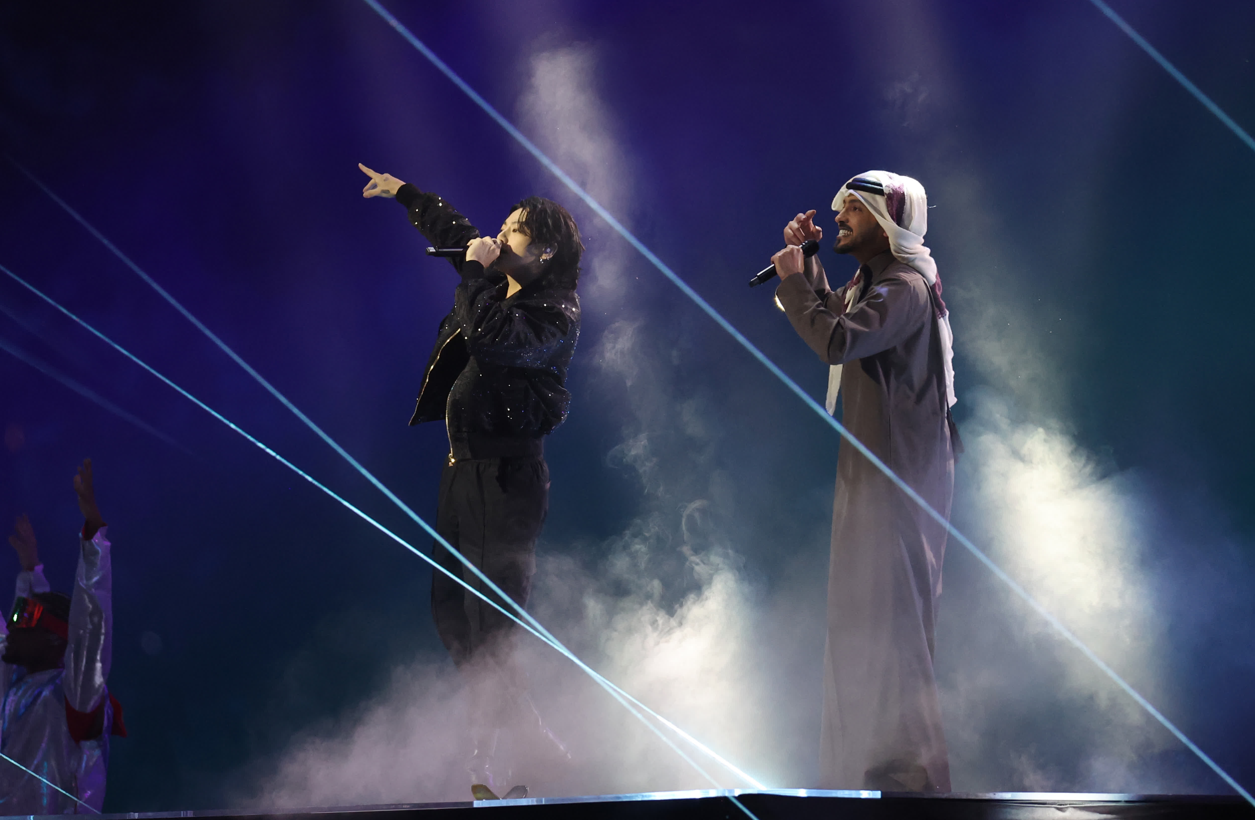 歌手田柾國（左）和 Fahad Al Kubaisi 在開幕式上表演。（新華社）