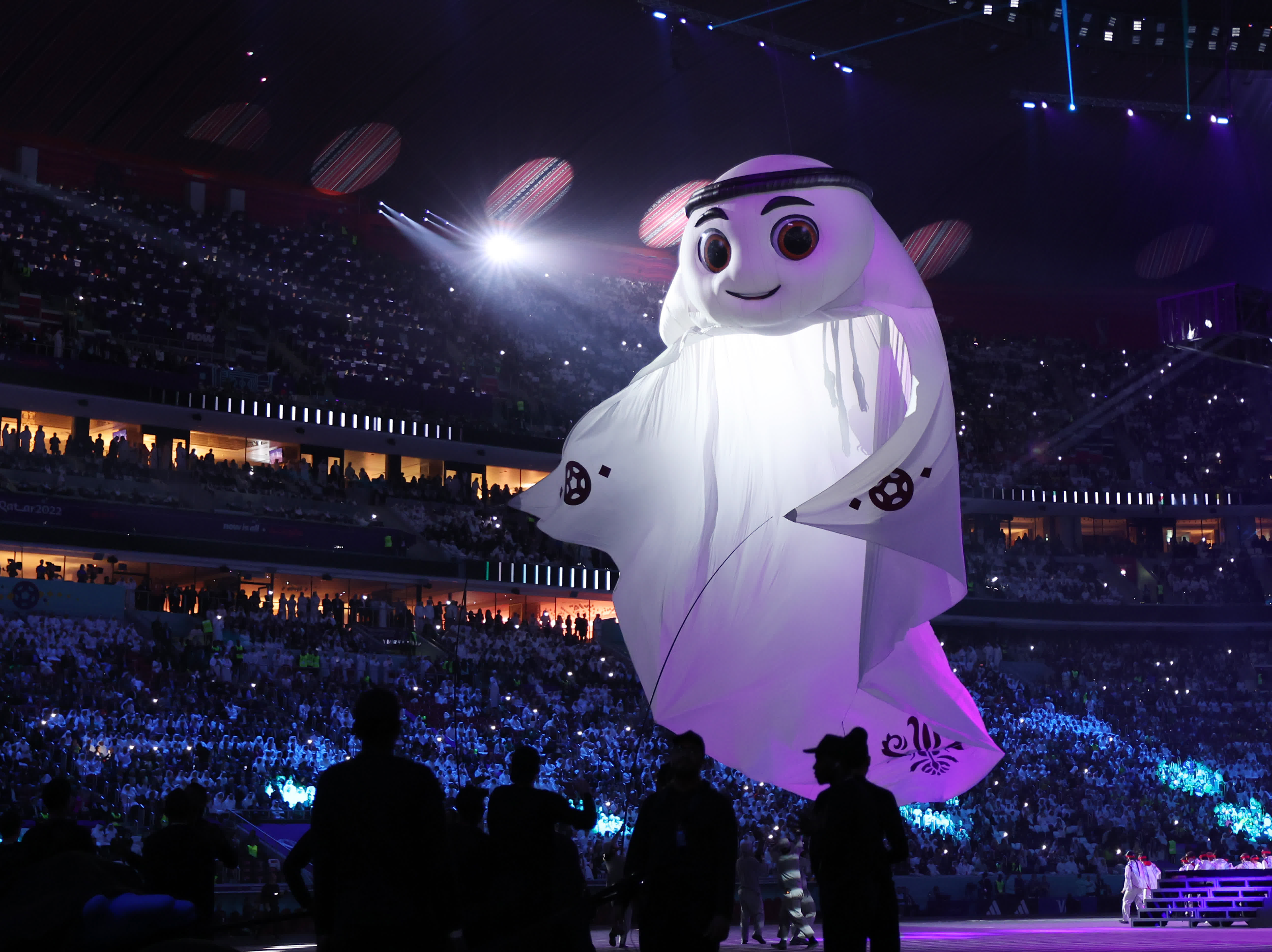 卡塔爾世界盃吉祥物出現在開幕式上。（新華社）