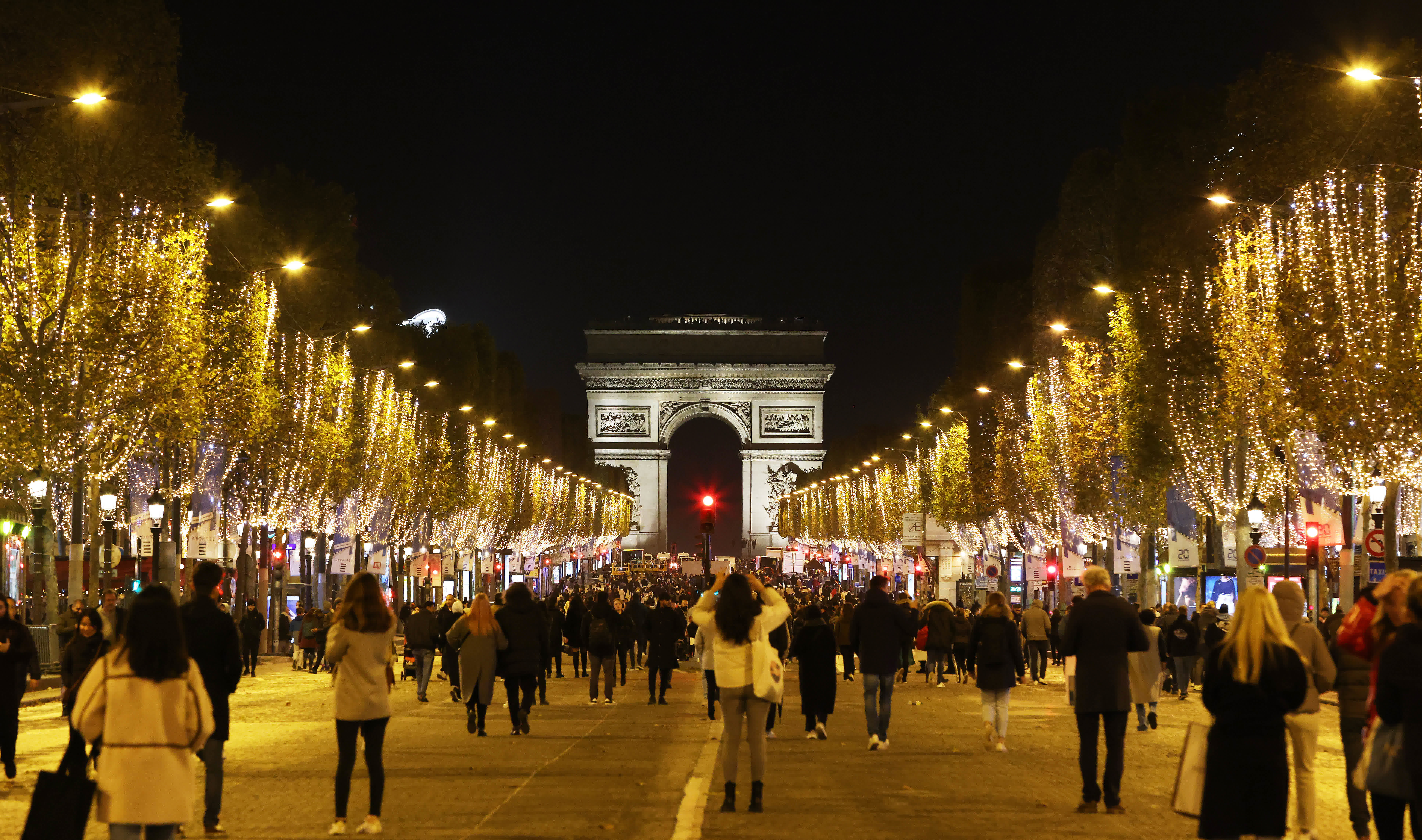 11月20日，法國巴黎香榭麗舍大街被裝飾的燈光點亮。（新華社）