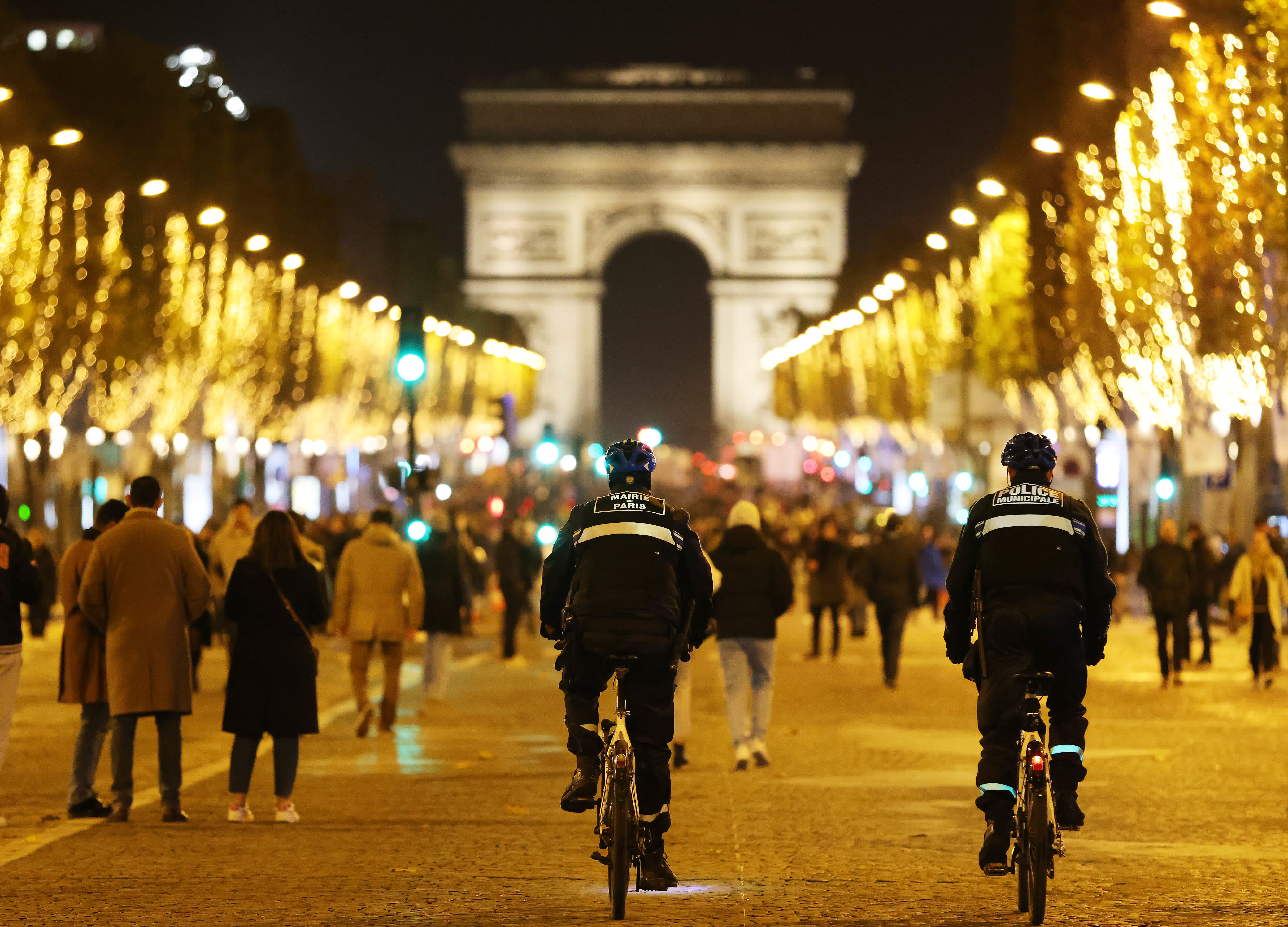 警察在點燈後的法國巴黎香榭麗舍大街上巡邏。（新華社）
