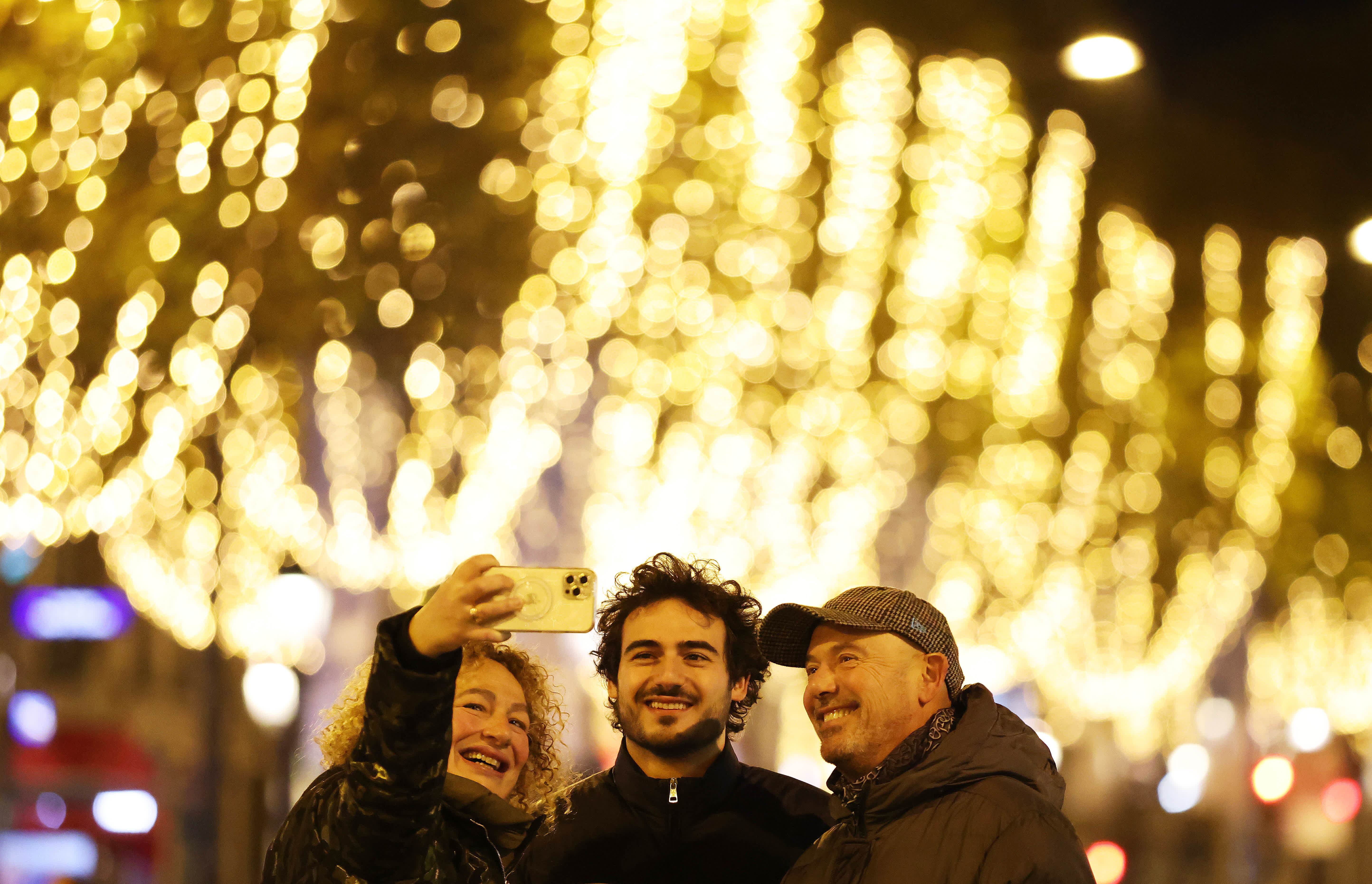 人們在法國巴黎香榭麗舍大街上欣賞節日燈飾。（新華社）