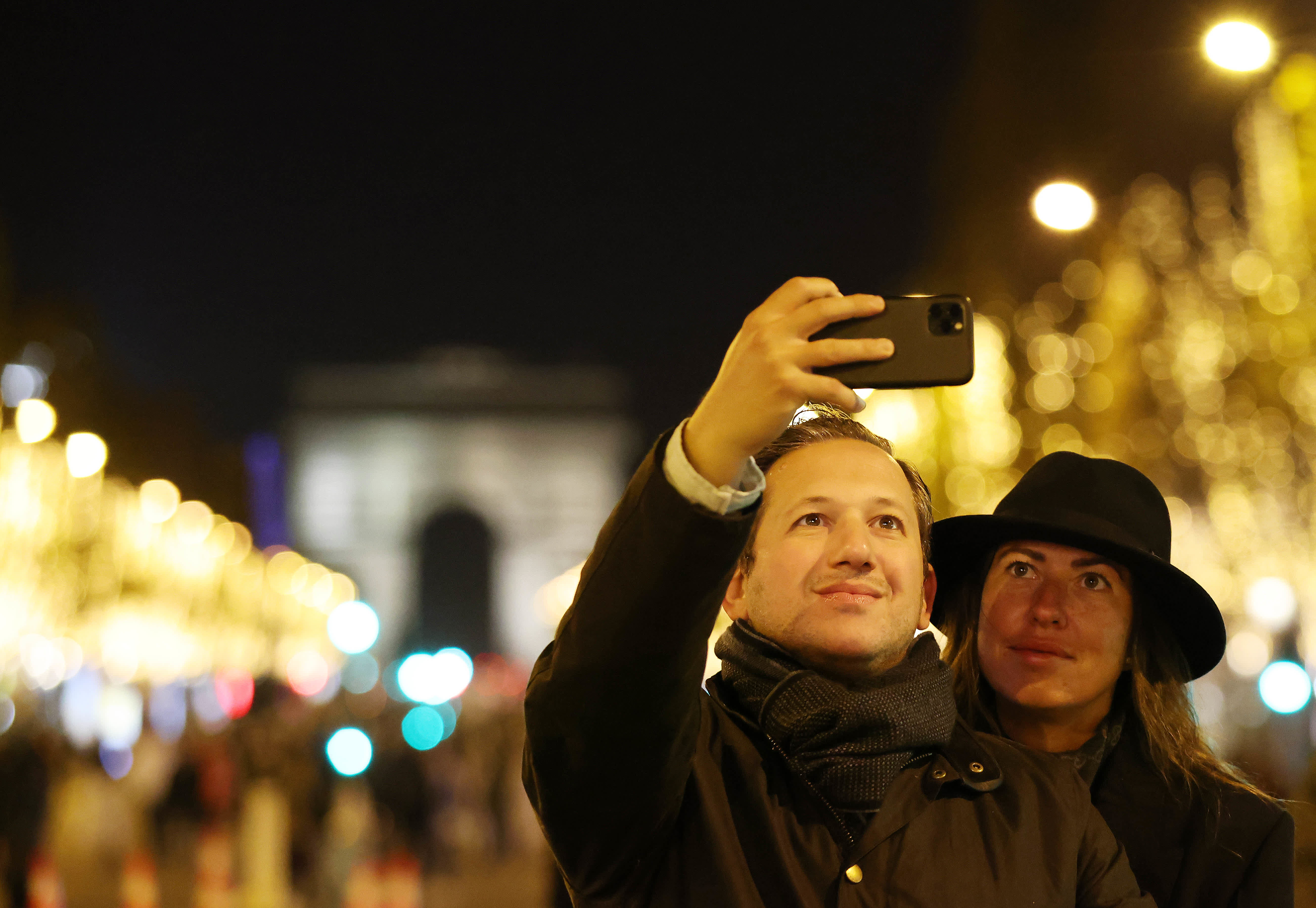 人們在法國巴黎香榭麗舍大街上欣賞節日燈飾。（新華社）