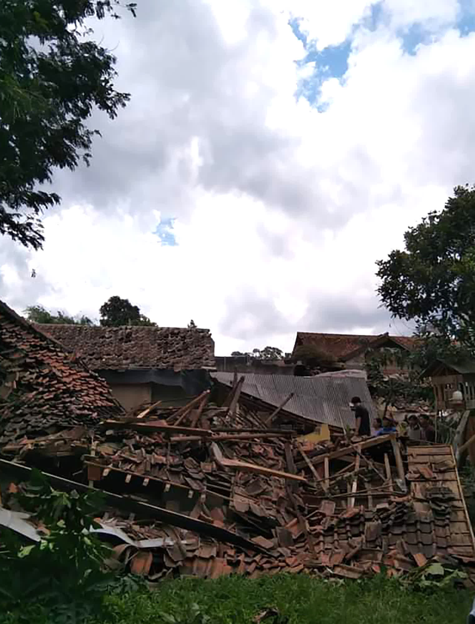 這是11月21日在印度尼西亞西爪哇省展玉拍攝的被地震損毀的房屋。（新華社）