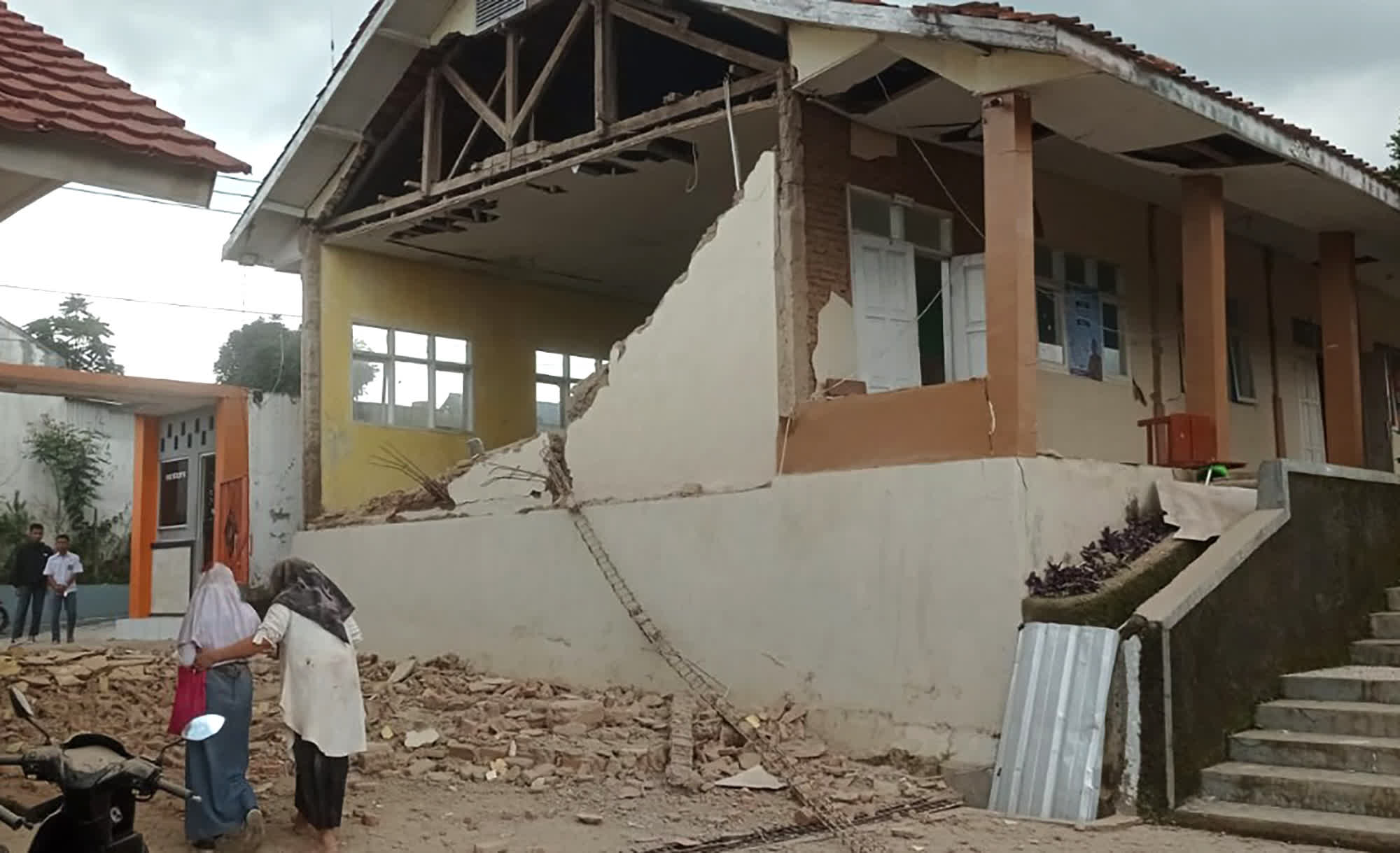 這是11月21日在印度尼西亞西爪哇省展玉拍攝的被地震損毀的房屋。（新華社）