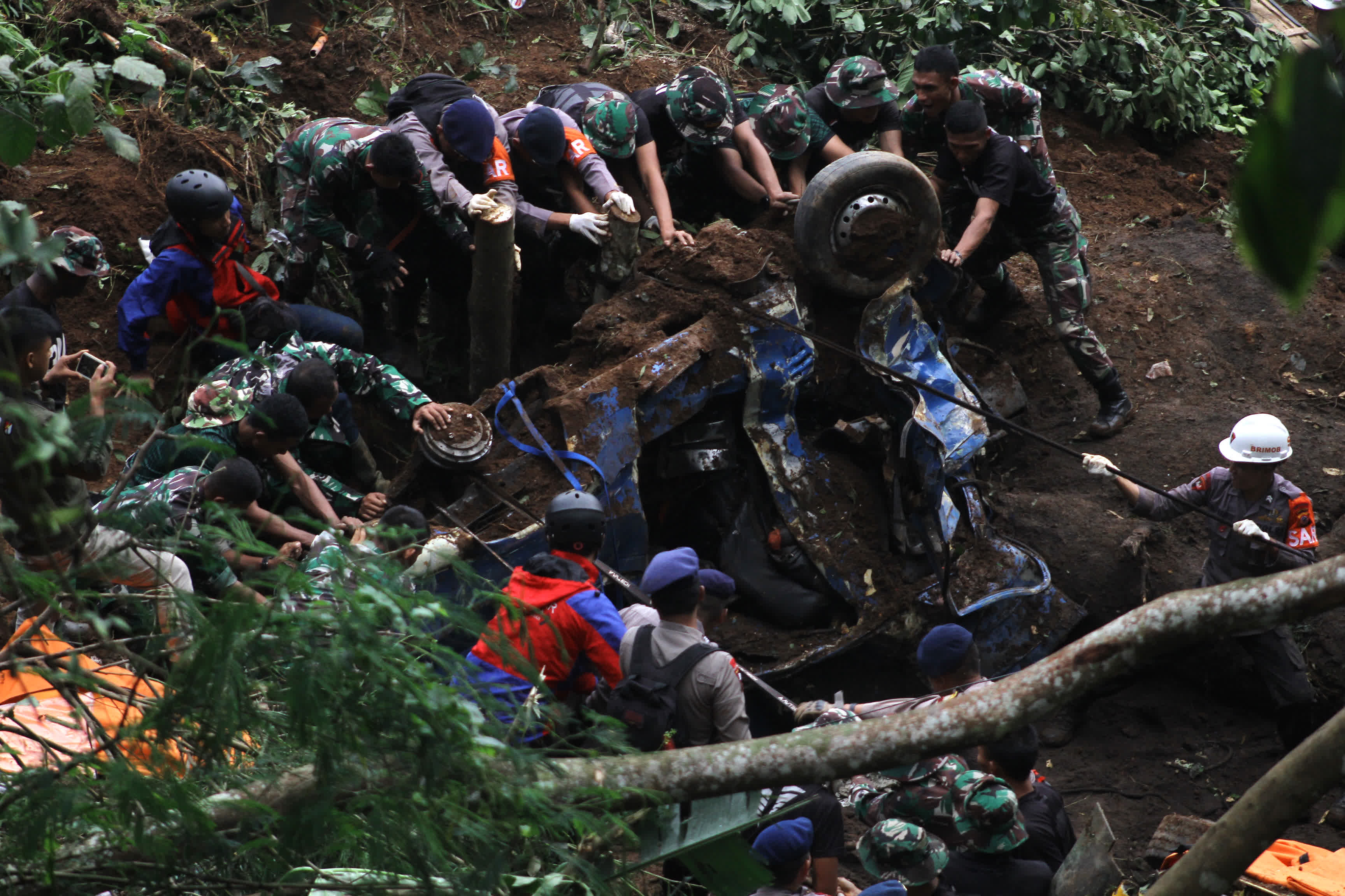 11月21日，救援人員在印度尼西亞西爪哇省展玉開展救援工作。（新華社）