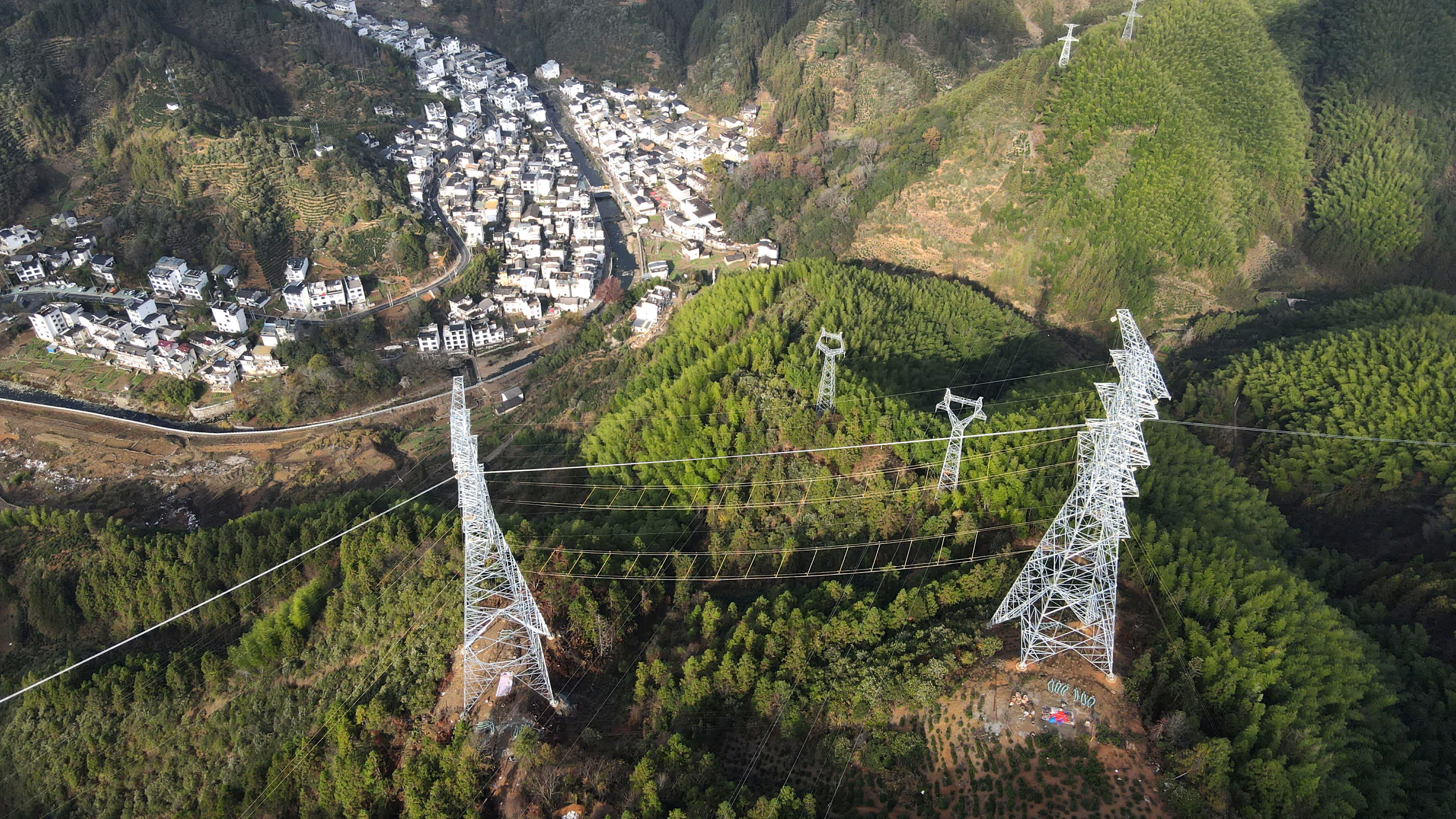 11月20日拍攝的安徽送變電工程有限公司徽州至金橋220千伏線路工程施工現場（無人機照片）。（新華社）