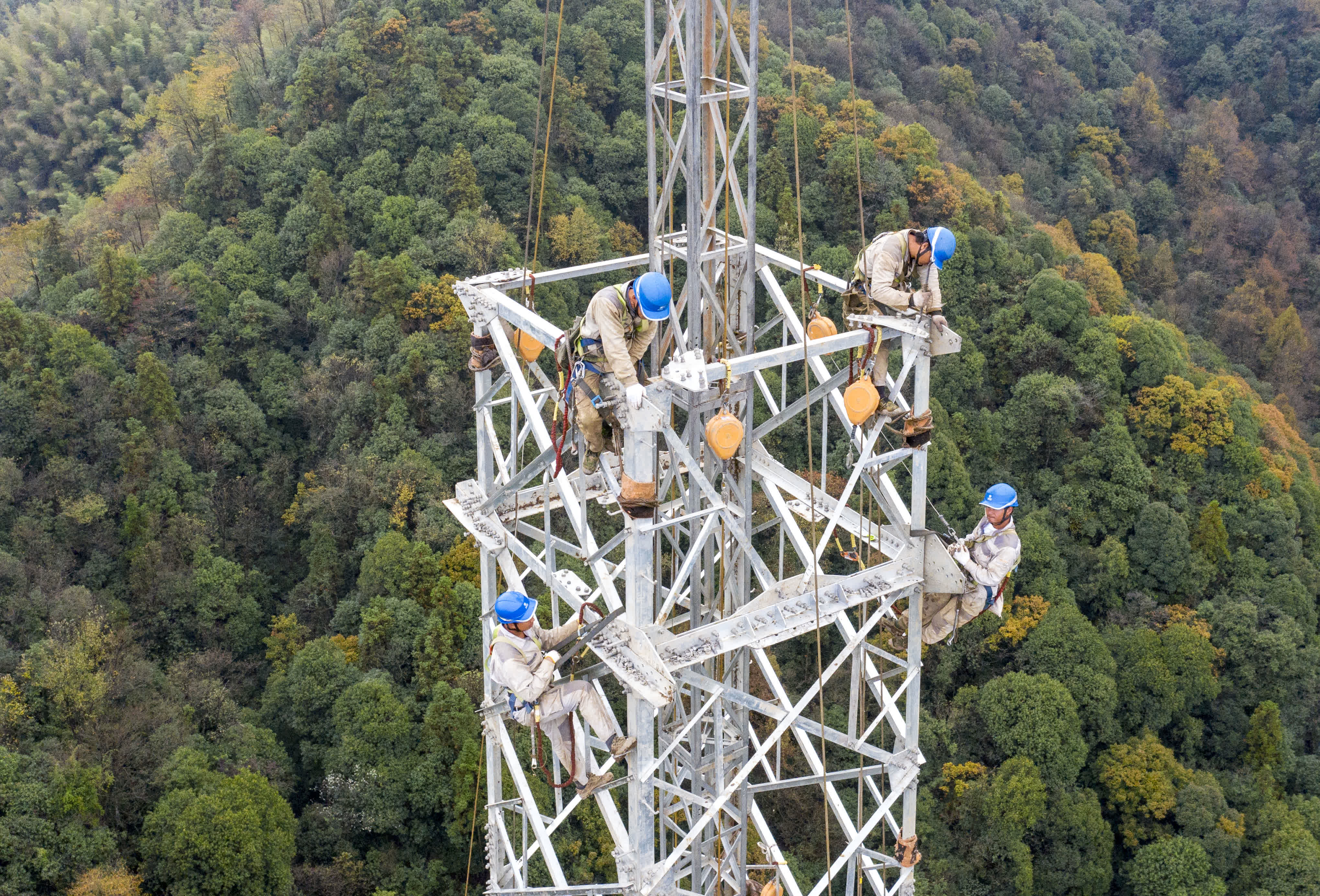 11月20日，安徽送變電工程有限公司施工人員在大山中組立220千伏輸電鐵塔（無人機照片）。（新華社）