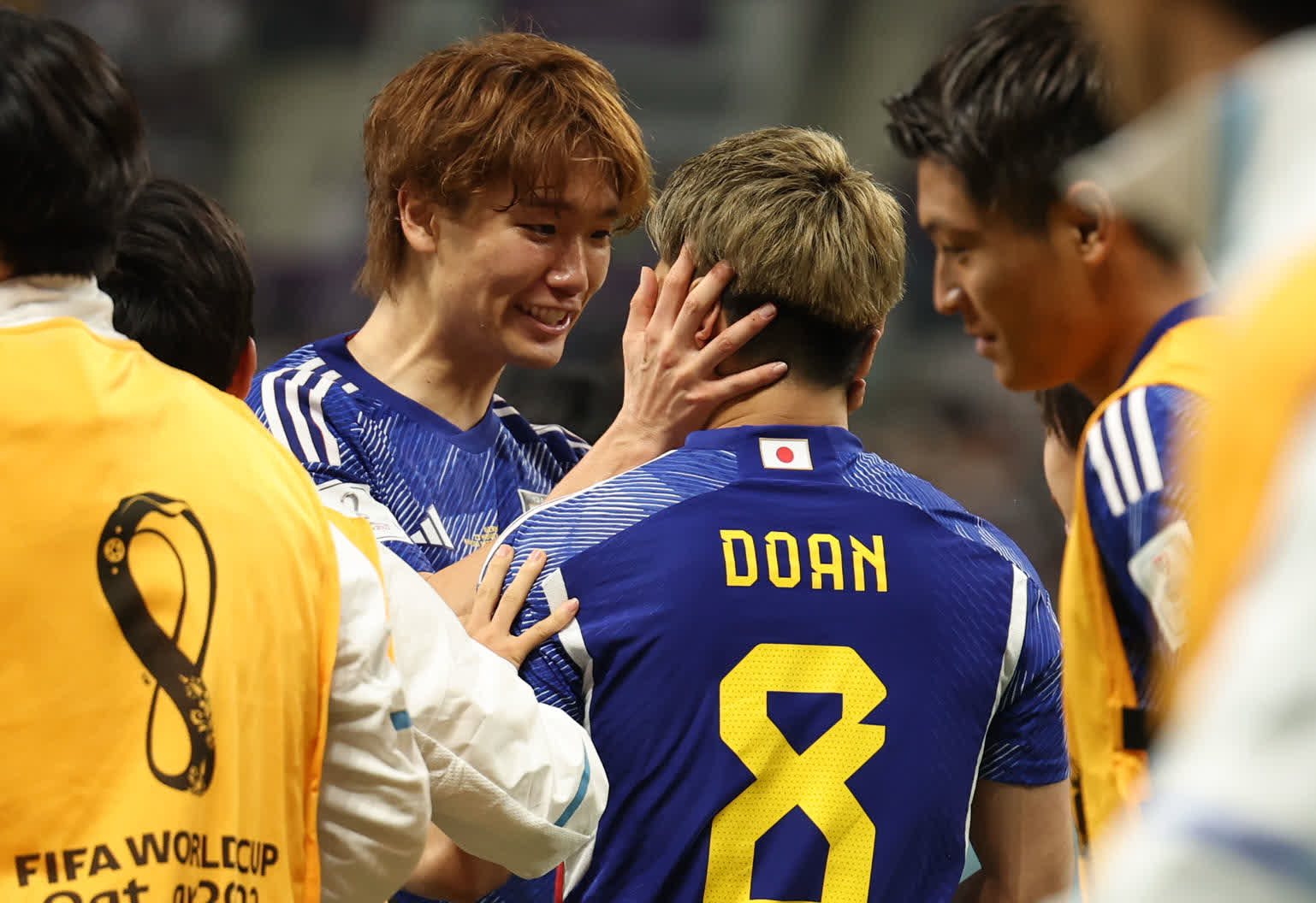 11月23日，日本隊球員堂安律（中）進球後與隊友慶祝。（新華社）