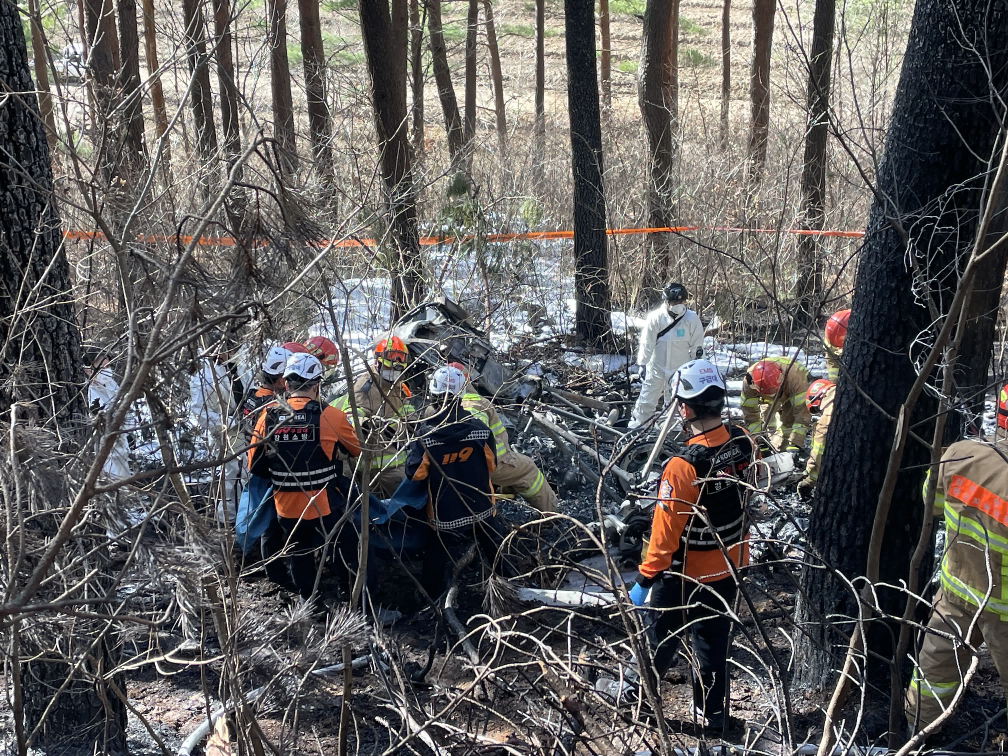 11月27日，在韓國江原道襄陽郡，救援人員在直升機墜毀現場工作。（新華社）