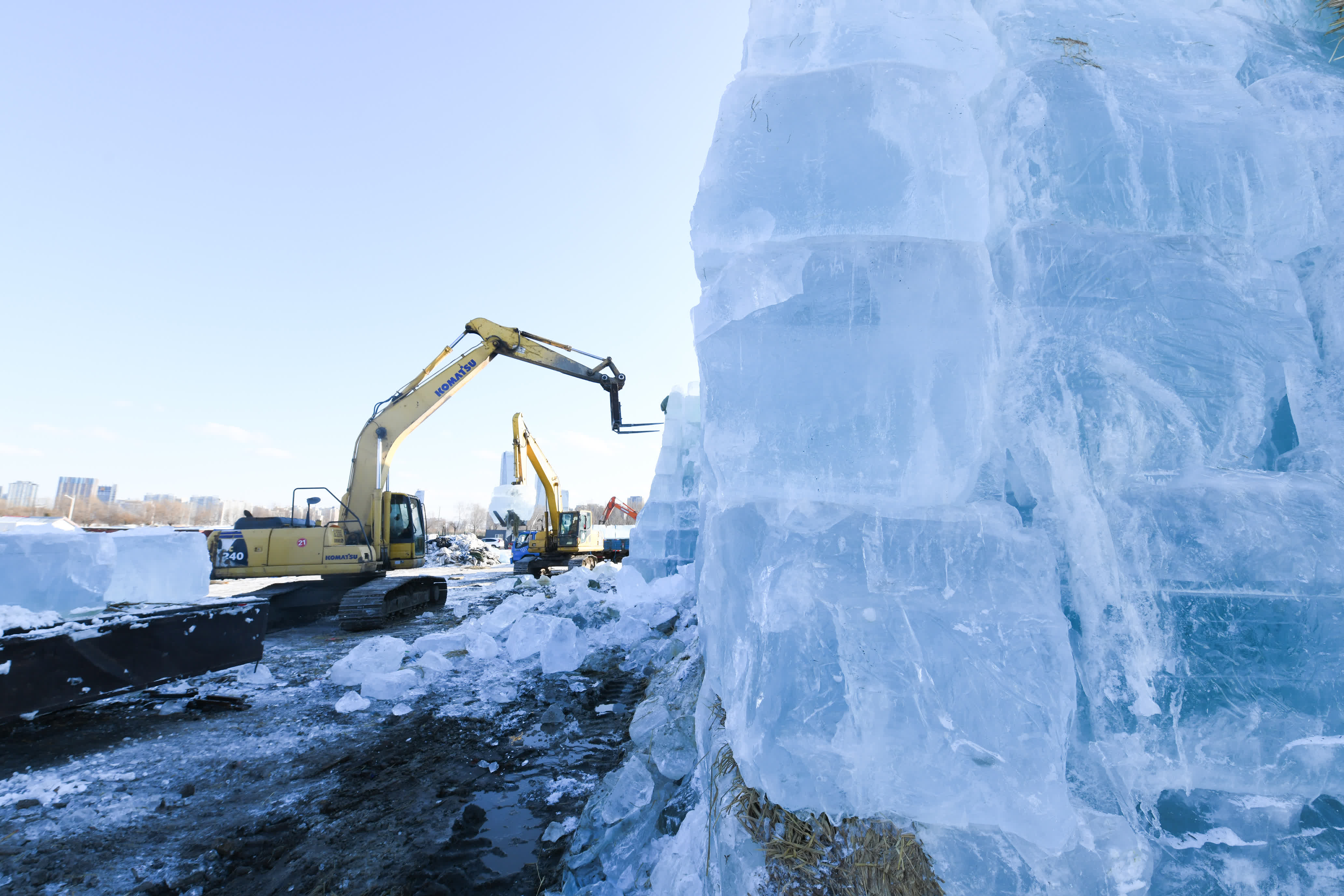 這是哈爾濱冰雪大世界4萬立方米存冰的取冰現場（11月26日攝）。（新華社）