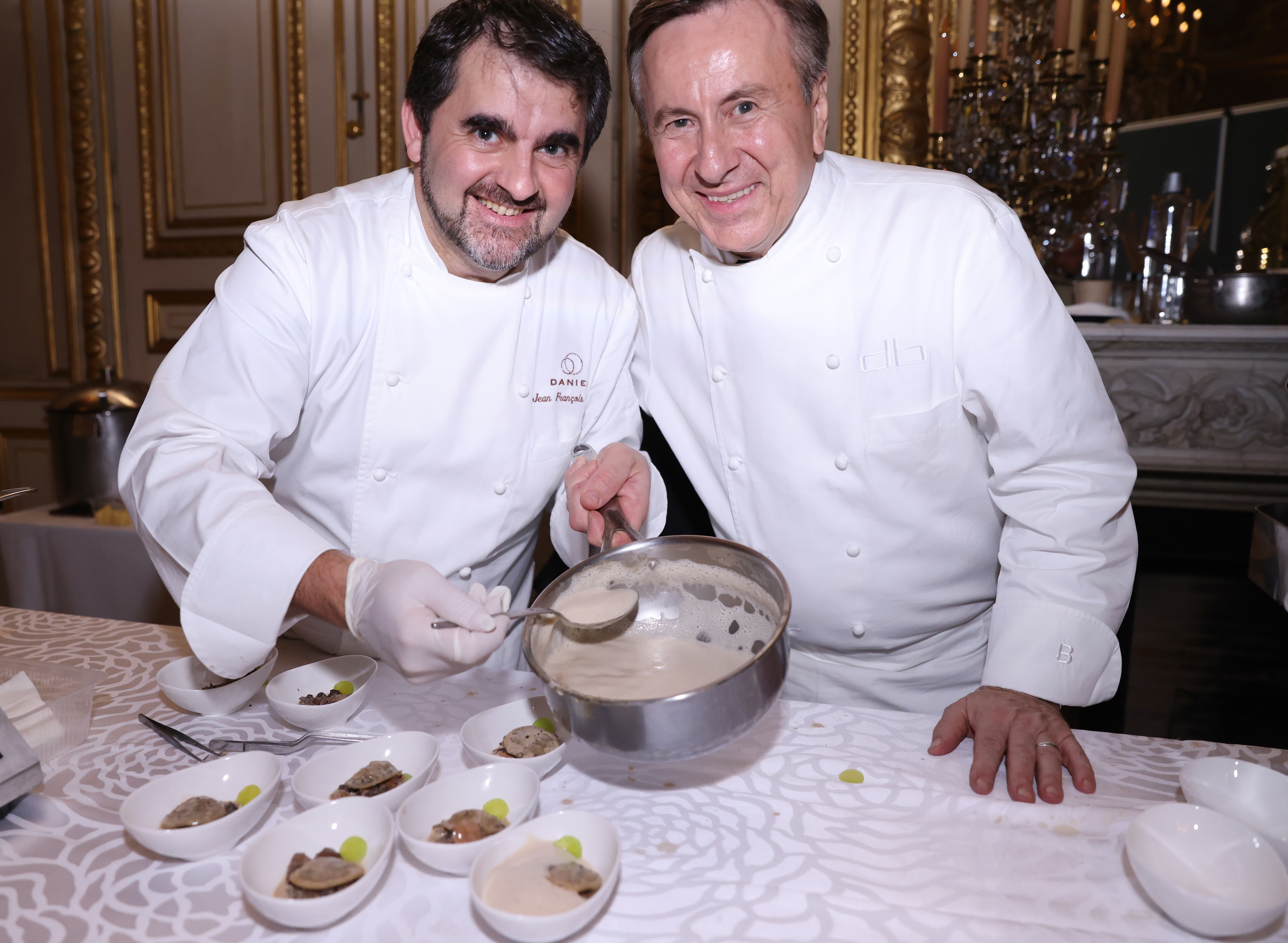 11月28日，在位於巴黎的法國外交部舉行的榜單揭曉活動現場，廚師展示其製作的美食——松露餃子。（新華社）