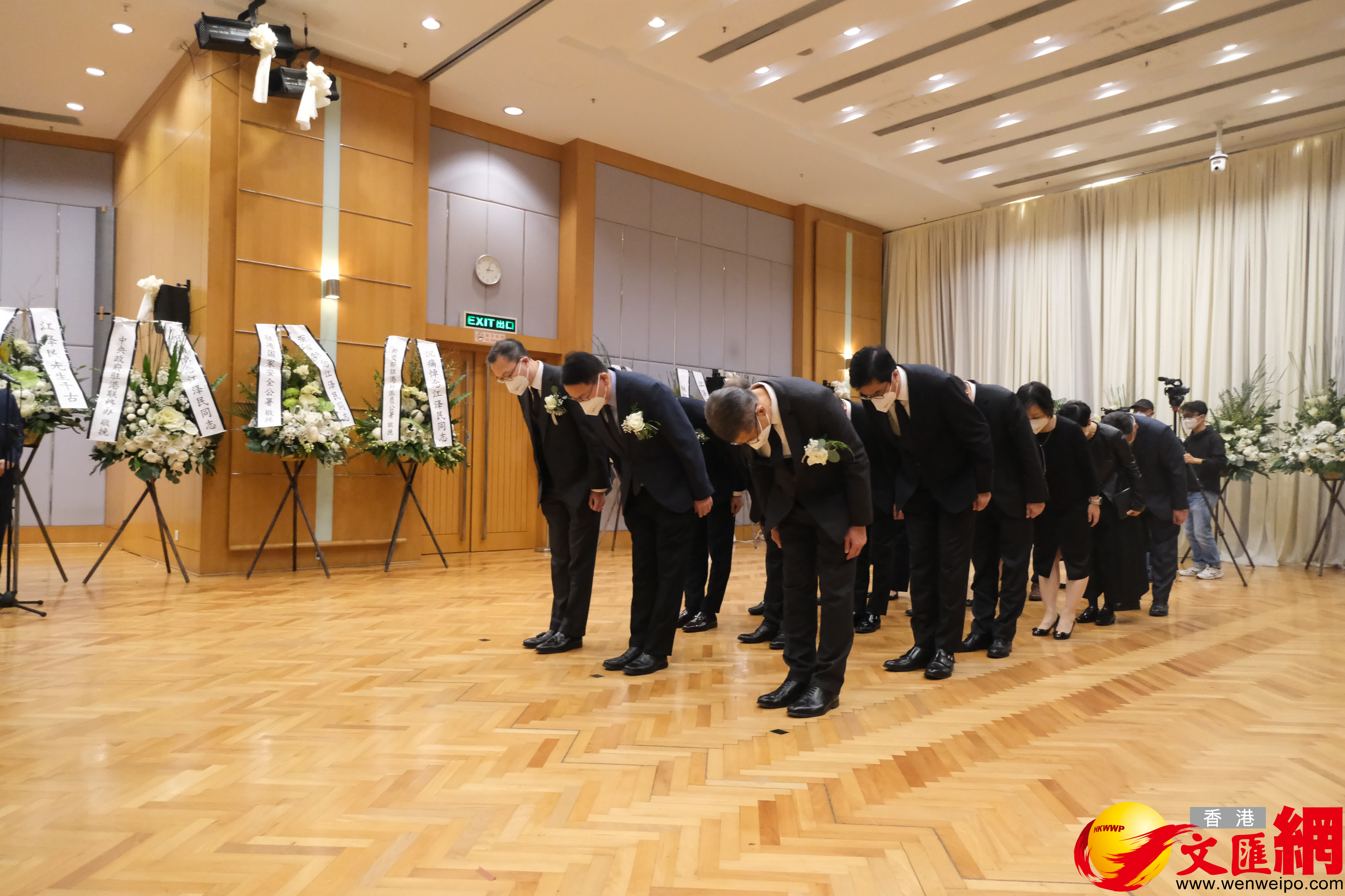 香港特區政府官員到中聯辦弔唁前國家主席江澤民。（大公文匯全媒體記者麥鈞傑 攝）